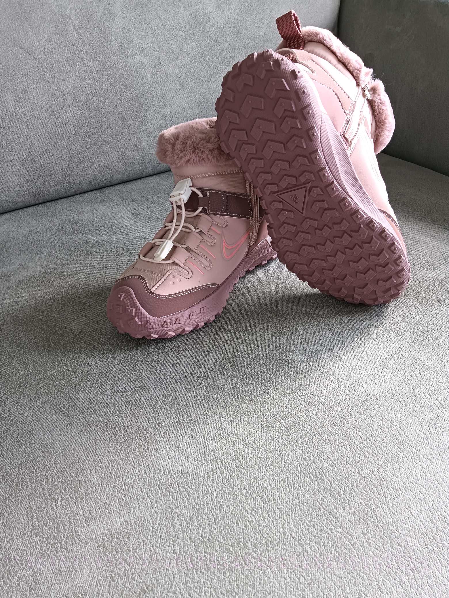 图片[4]-Nike 2024秋冬新品 秋冬必备（内里加绒保暖🔥）时尚休闲雪地靴系列 专供品质 面料采用进口头层皮材质 鞋内里采用🔥毛茸一体内里保暖锁热。外置防滑橡胶大底 魔术贴设计 穿脱十分方便 采用TPU模压定型真皮鞋面材质 科技外底防滑,耐磨性和良好的弹性! 尺码：28——37-选品中心