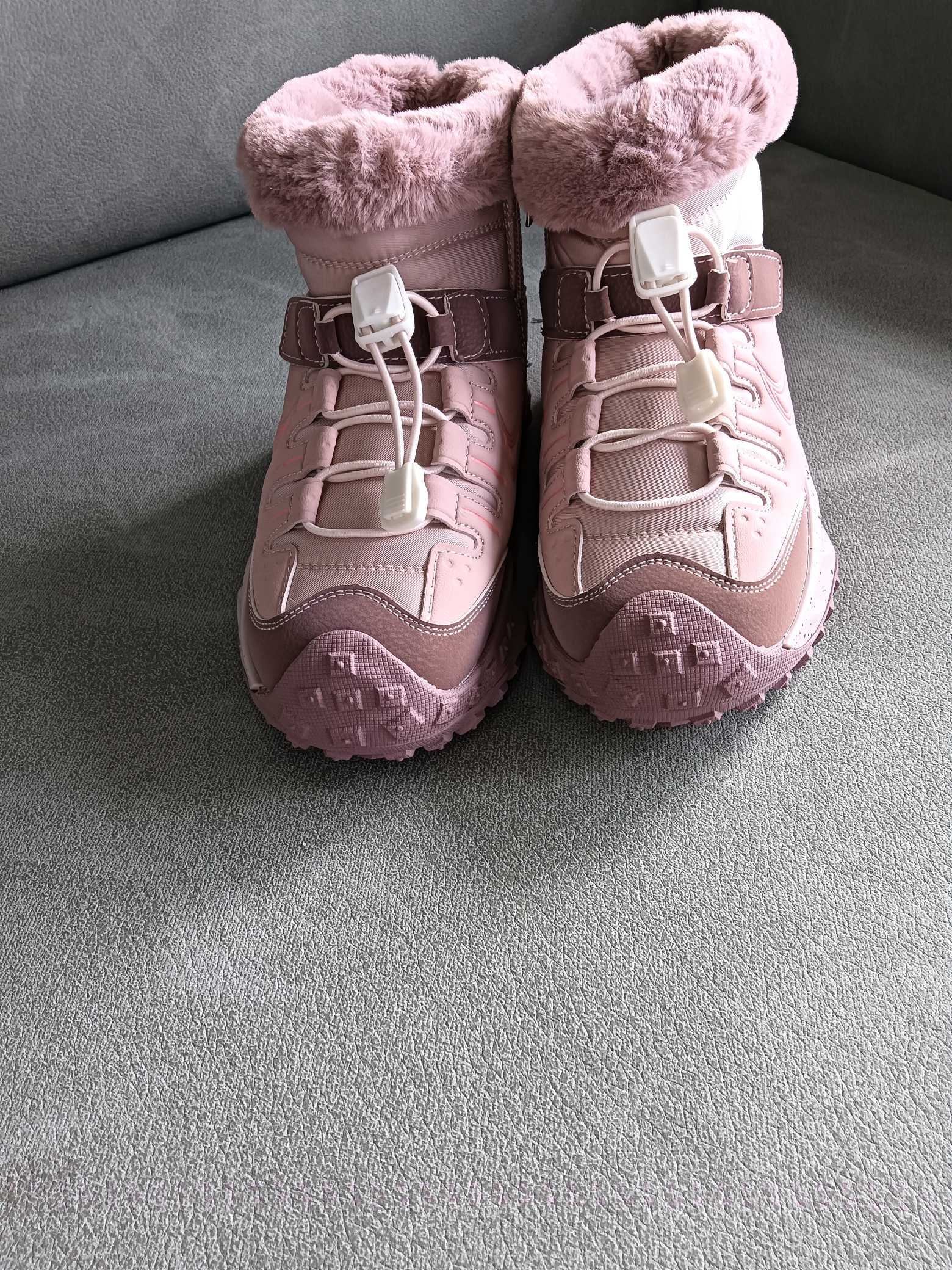 图片[3]-Nike 2024秋冬新品 秋冬必备（内里加绒保暖🔥）时尚休闲雪地靴系列 专供品质 面料采用进口头层皮材质 鞋内里采用🔥毛茸一体内里保暖锁热。外置防滑橡胶大底 魔术贴设计 穿脱十分方便 采用TPU模压定型真皮鞋面材质 科技外底防滑,耐磨性和良好的弹性! 尺码：28——37-选品中心