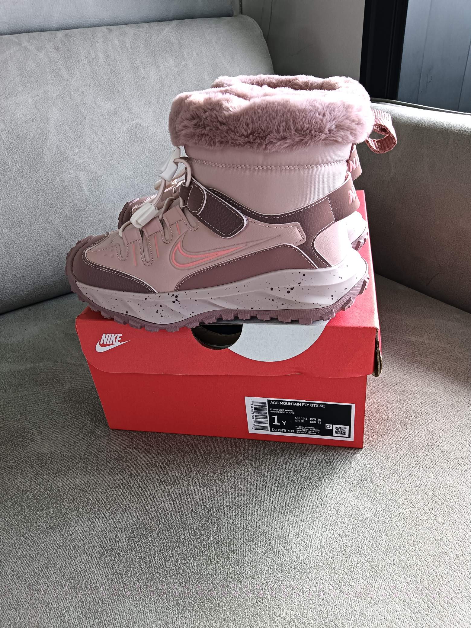 图片[8]-Nike 2024秋冬新品 秋冬必备（内里加绒保暖🔥）时尚休闲雪地靴系列 专供品质 面料采用进口头层皮材质 鞋内里采用🔥毛茸一体内里保暖锁热。外置防滑橡胶大底 魔术贴设计 穿脱十分方便 采用TPU模压定型真皮鞋面材质 科技外底防滑,耐磨性和良好的弹性! 尺码：28——37-选品中心