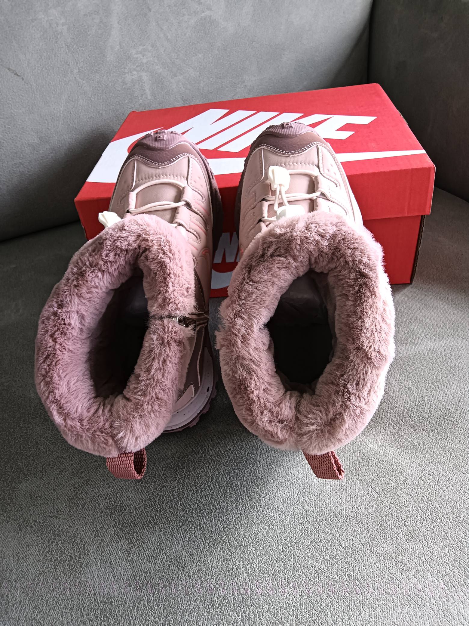 图片[7]-Nike 2024秋冬新品 秋冬必备（内里加绒保暖🔥）时尚休闲雪地靴系列 专供品质 面料采用进口头层皮材质 鞋内里采用🔥毛茸一体内里保暖锁热。外置防滑橡胶大底 魔术贴设计 穿脱十分方便 采用TPU模压定型真皮鞋面材质 科技外底防滑,耐磨性和良好的弹性! 尺码：28——37-选品中心