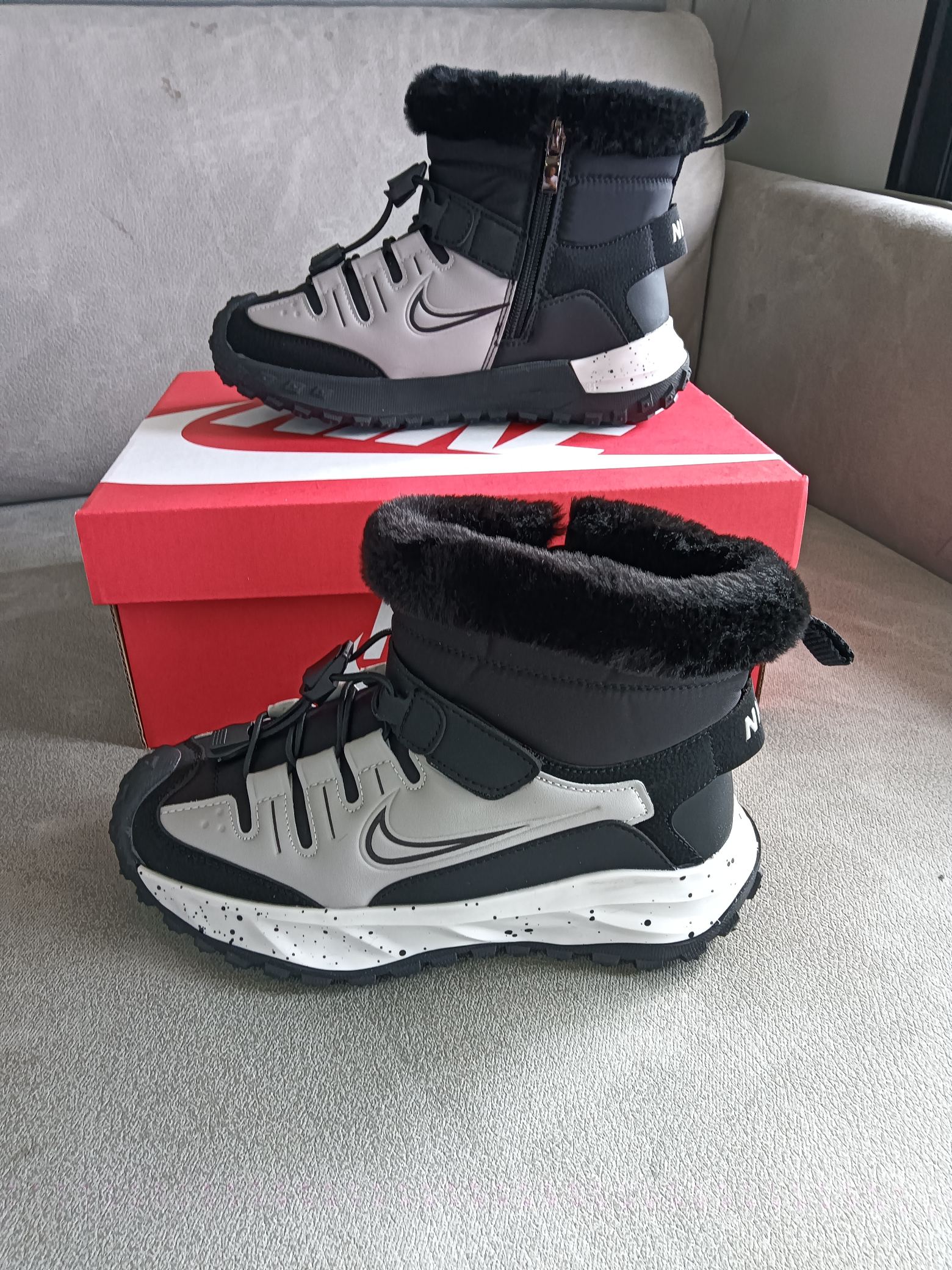 图片[5]-Nike 2024秋冬新品 秋冬必备（内里加绒保暖🔥）时尚休闲雪地靴系列 专供品质 面料采用进口头层皮材质 鞋内里采用🔥毛茸一体内里保暖锁热。外置防滑橡胶大底 魔术贴设计 穿脱十分方便 采用TPU模压定型真皮鞋面材质 科技外底防滑,耐磨性和良好的弹性! 尺码：28——37-选品中心