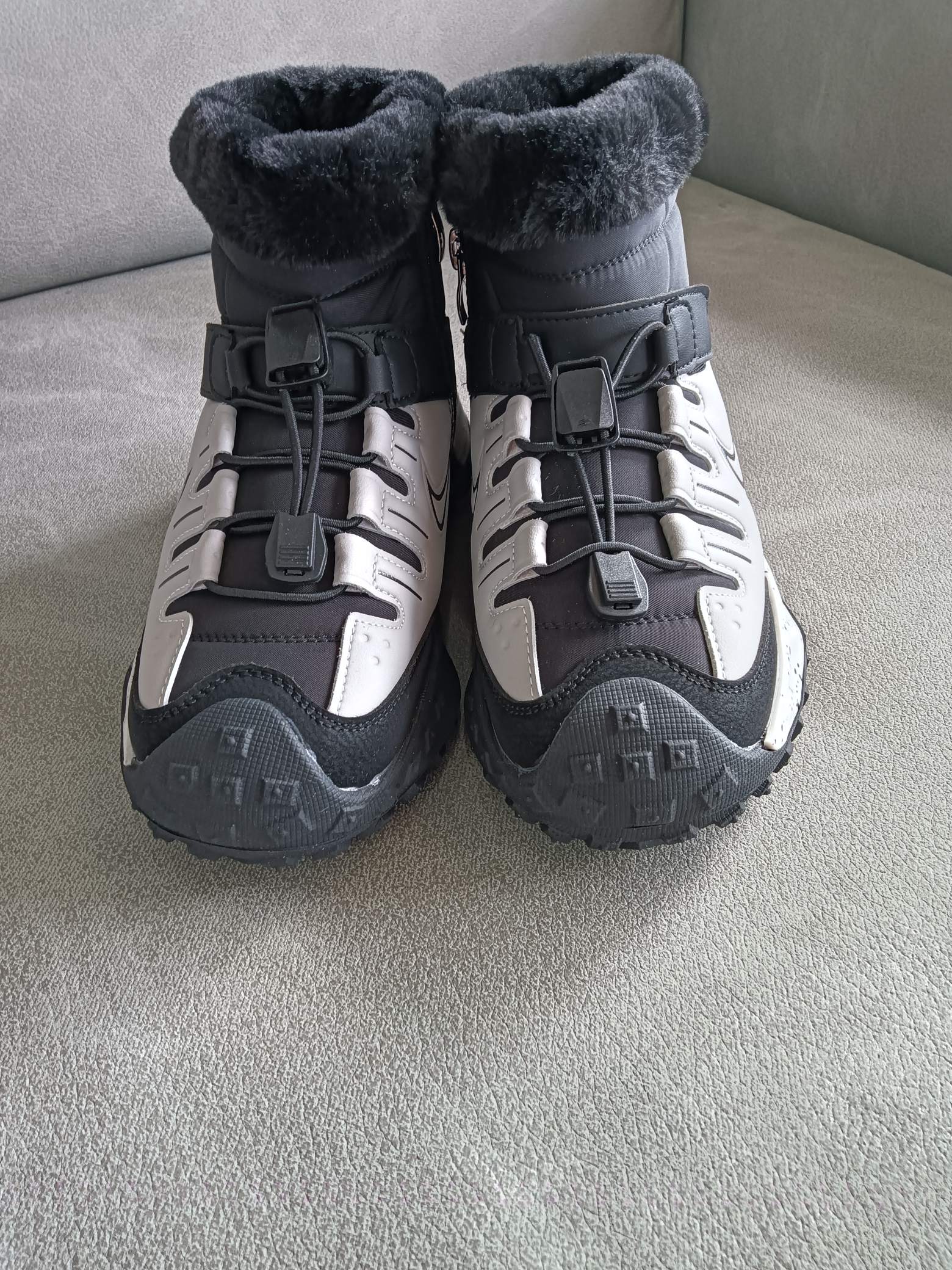 图片[3]-Nike 2024秋冬新品 秋冬必备（内里加绒保暖🔥）时尚休闲雪地靴系列 专供品质 面料采用进口头层皮材质 鞋内里采用🔥毛茸一体内里保暖锁热。外置防滑橡胶大底 魔术贴设计 穿脱十分方便 采用TPU模压定型真皮鞋面材质 科技外底防滑,耐磨性和良好的弹性! 尺码：28——37-选品中心