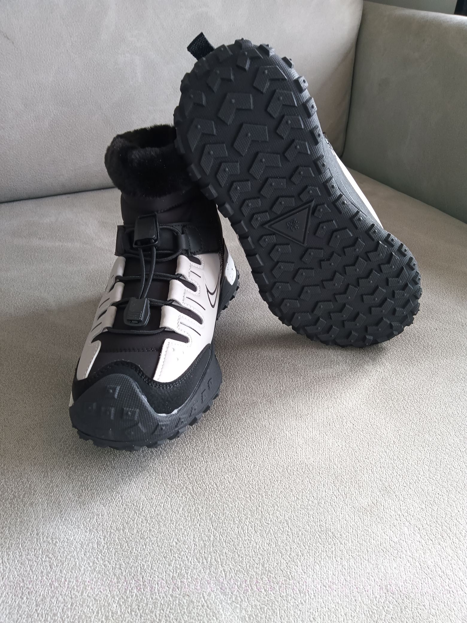 图片[4]-Nike 2024秋冬新品 秋冬必备（内里加绒保暖🔥）时尚休闲雪地靴系列 专供品质 面料采用进口头层皮材质 鞋内里采用🔥毛茸一体内里保暖锁热。外置防滑橡胶大底 魔术贴设计 穿脱十分方便 采用TPU模压定型真皮鞋面材质 科技外底防滑,耐磨性和良好的弹性! 尺码：28——37-选品中心