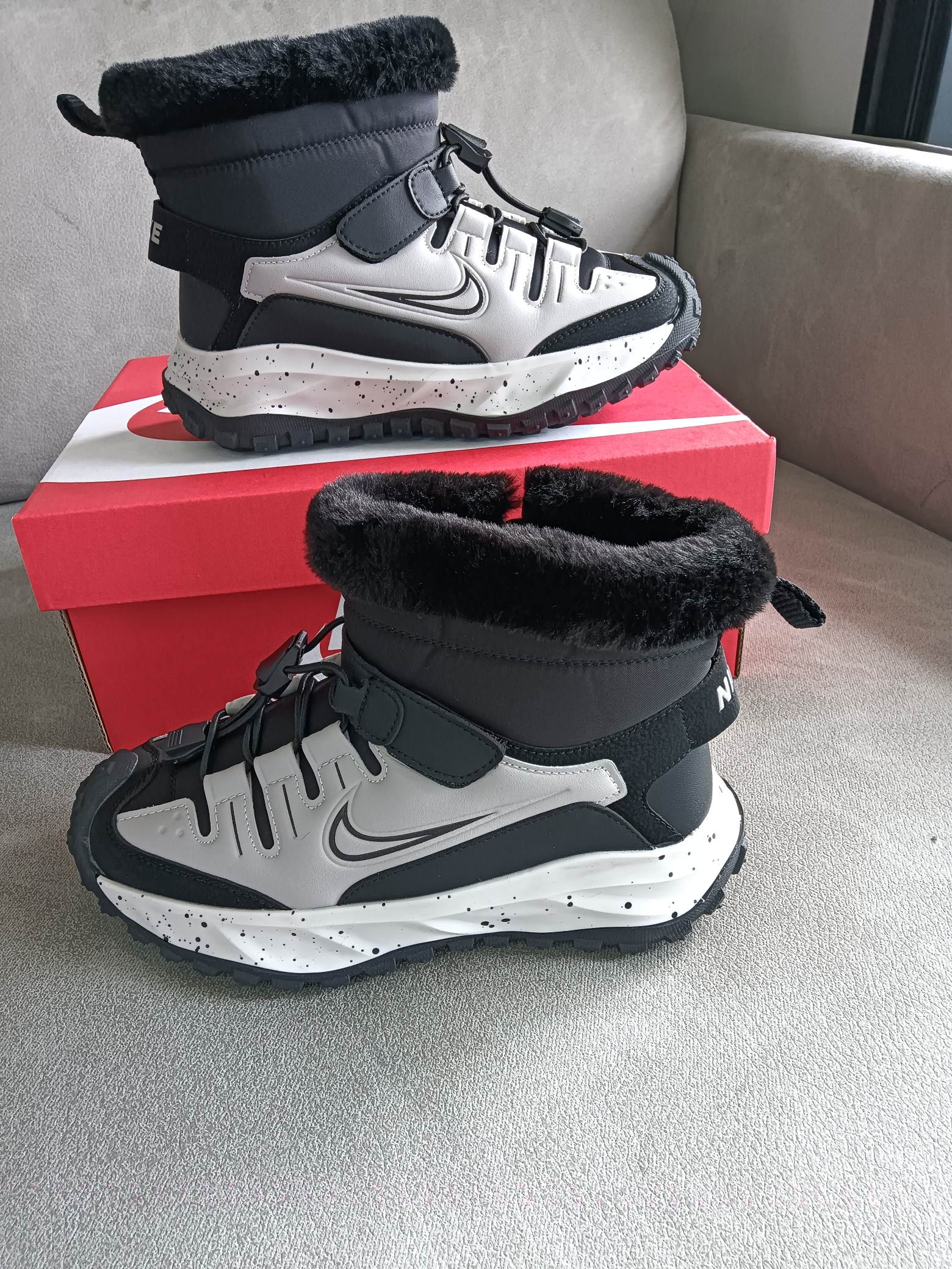 图片[6]-Nike 2024秋冬新品 秋冬必备（内里加绒保暖🔥）时尚休闲雪地靴系列 专供品质 面料采用进口头层皮材质 鞋内里采用🔥毛茸一体内里保暖锁热。外置防滑橡胶大底 魔术贴设计 穿脱十分方便 采用TPU模压定型真皮鞋面材质 科技外底防滑,耐磨性和良好的弹性! 尺码：28——37-选品中心