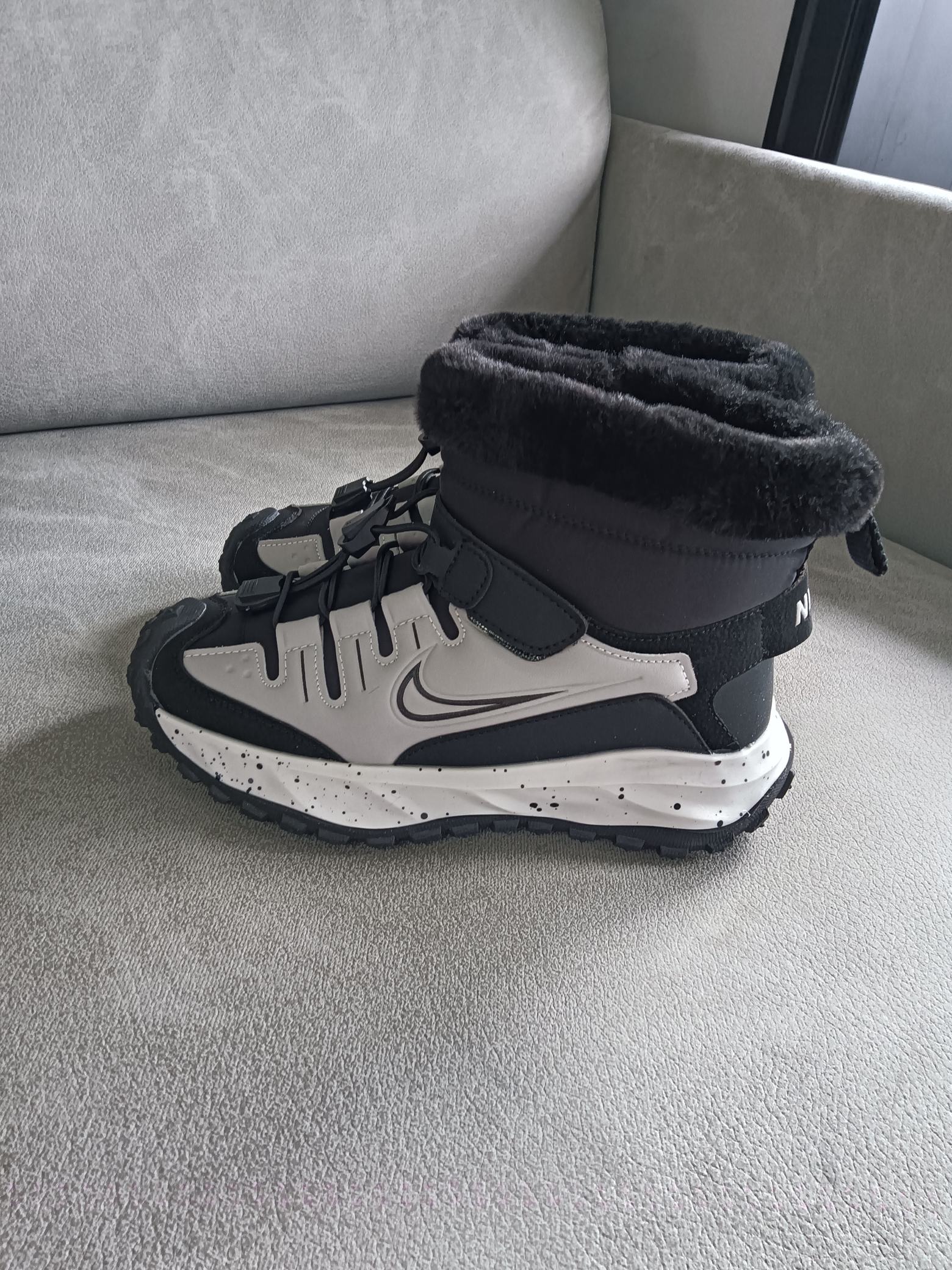 Nike 2024秋冬新品 秋冬必备（内里加绒保暖🔥）时尚休闲雪地靴系列 专供品质 面料采用进口头层皮材质 鞋内里采用🔥毛茸一体内里保暖锁热。外置防滑橡胶大底 魔术贴设计 穿脱十分方便 采用TPU模压定型真皮鞋面材质 科技外底防滑,耐磨性和良好的弹性! 尺码：28——37-选品中心