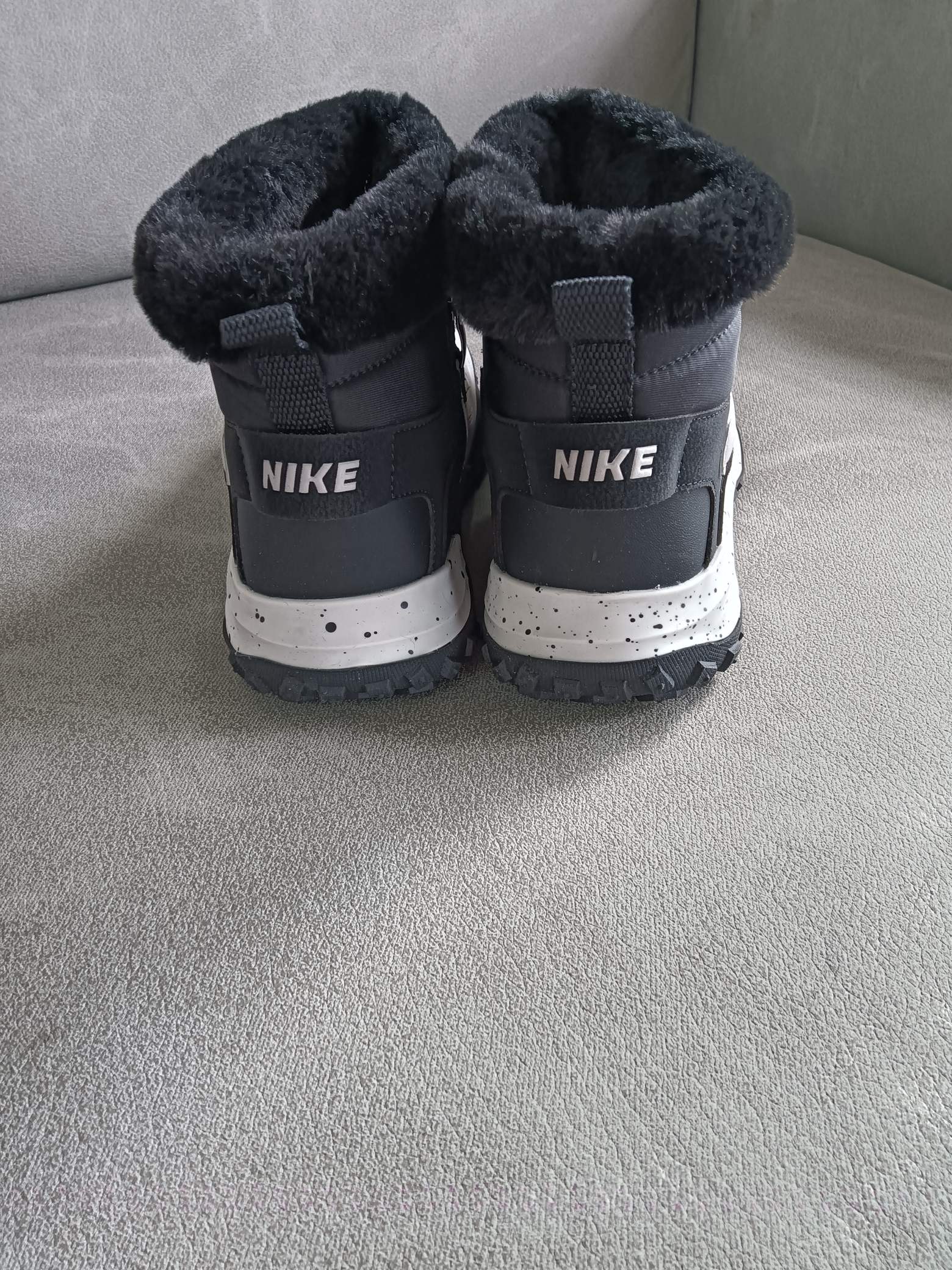 图片[2]-Nike 2024秋冬新品 秋冬必备（内里加绒保暖🔥）时尚休闲雪地靴系列 专供品质 面料采用进口头层皮材质 鞋内里采用🔥毛茸一体内里保暖锁热。外置防滑橡胶大底 魔术贴设计 穿脱十分方便 采用TPU模压定型真皮鞋面材质 科技外底防滑,耐磨性和良好的弹性! 尺码：28——37-选品中心