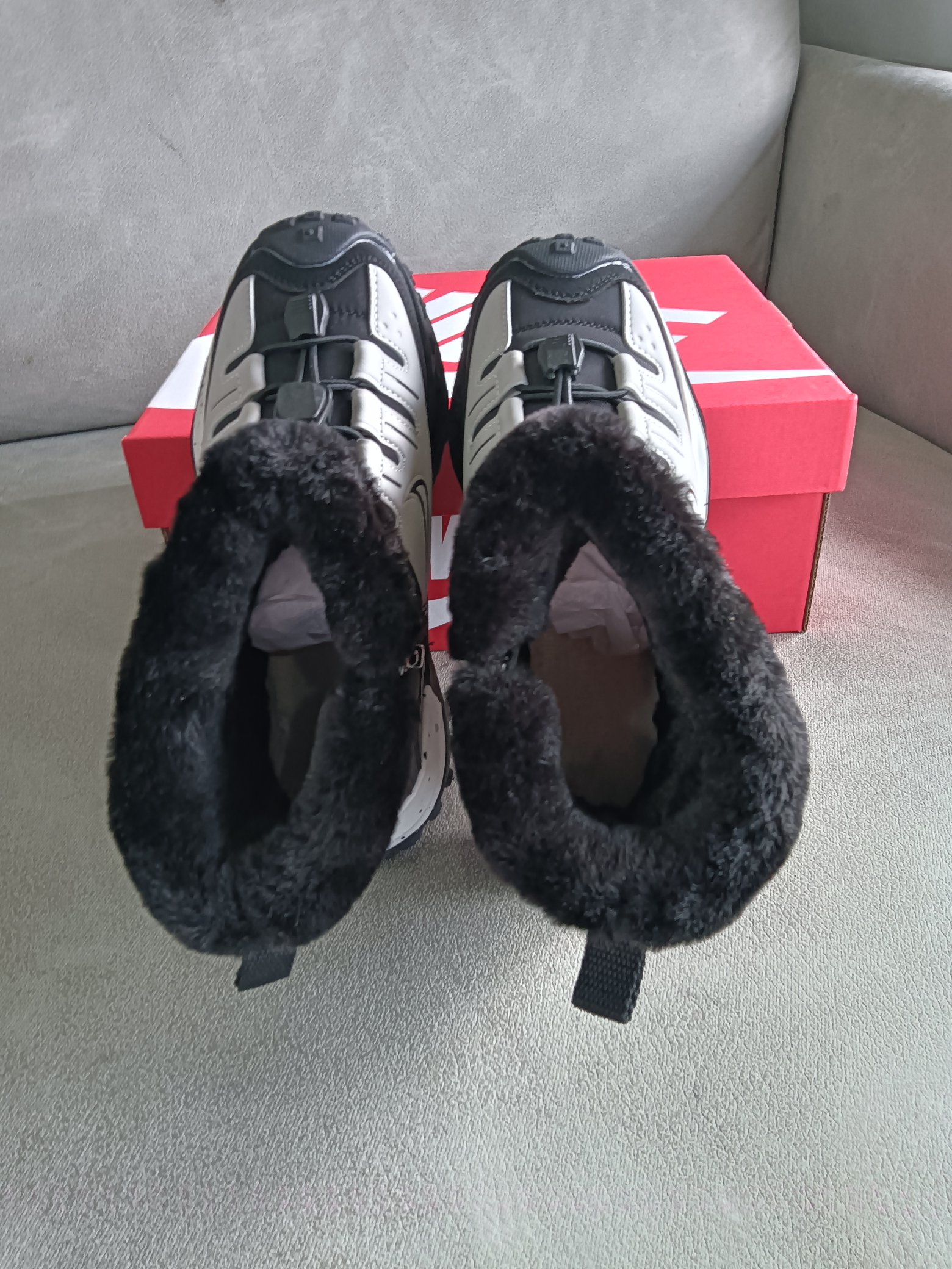 图片[7]-Nike 2024秋冬新品 秋冬必备（内里加绒保暖🔥）时尚休闲雪地靴系列 专供品质 面料采用进口头层皮材质 鞋内里采用🔥毛茸一体内里保暖锁热。外置防滑橡胶大底 魔术贴设计 穿脱十分方便 采用TPU模压定型真皮鞋面材质 科技外底防滑,耐磨性和良好的弹性! 尺码：28——37-选品中心