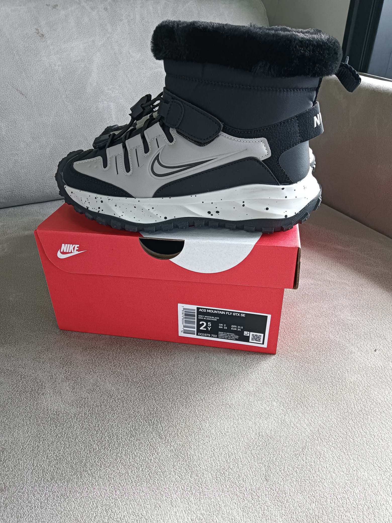 图片[8]-Nike 2024秋冬新品 秋冬必备（内里加绒保暖🔥）时尚休闲雪地靴系列 专供品质 面料采用进口头层皮材质 鞋内里采用🔥毛茸一体内里保暖锁热。外置防滑橡胶大底 魔术贴设计 穿脱十分方便 采用TPU模压定型真皮鞋面材质 科技外底防滑,耐磨性和良好的弹性! 尺码：28——37-选品中心