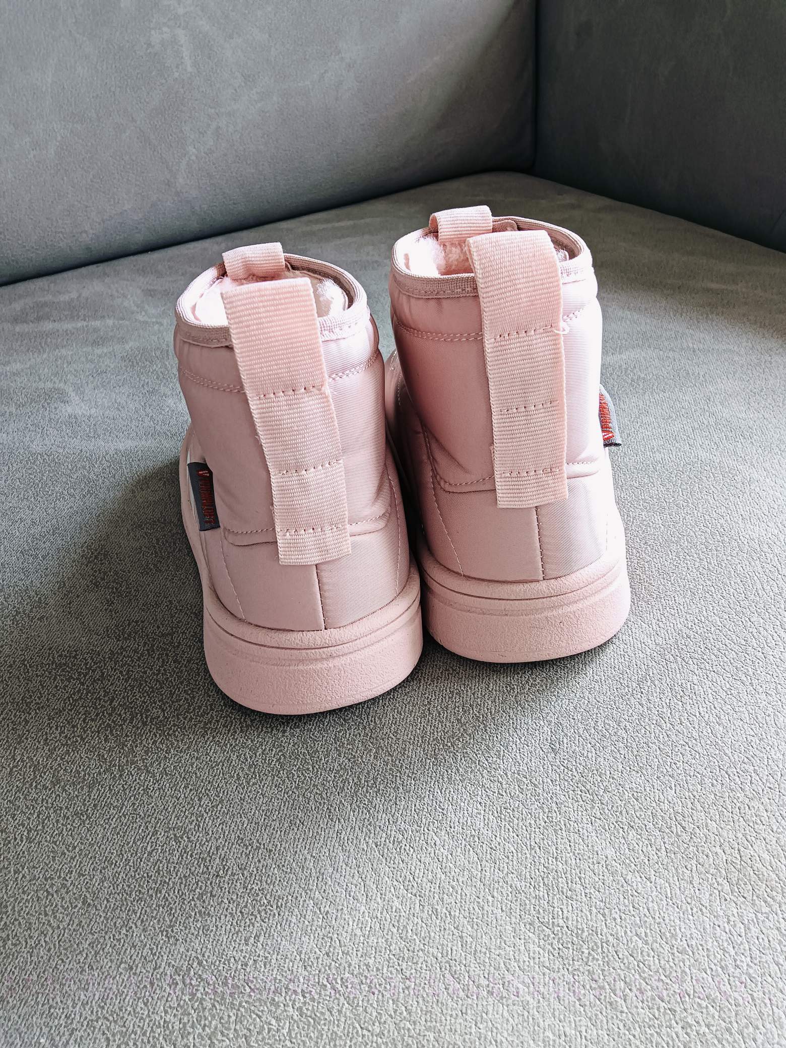 图片[3]-Adidas/阿迪达斯正品ADIPUFF MID男女童同款保暖休闲棉鞋，官方同步包装 ， 材料采用原厂防污防水雨伞布，防滑耐磨橡胶大底 潮流百搭 、舒适短筒靴 秋冬休闲时尚童鞋 保暖性能十足 严寒季节保暖神器。 尺码：28——37-选品中心