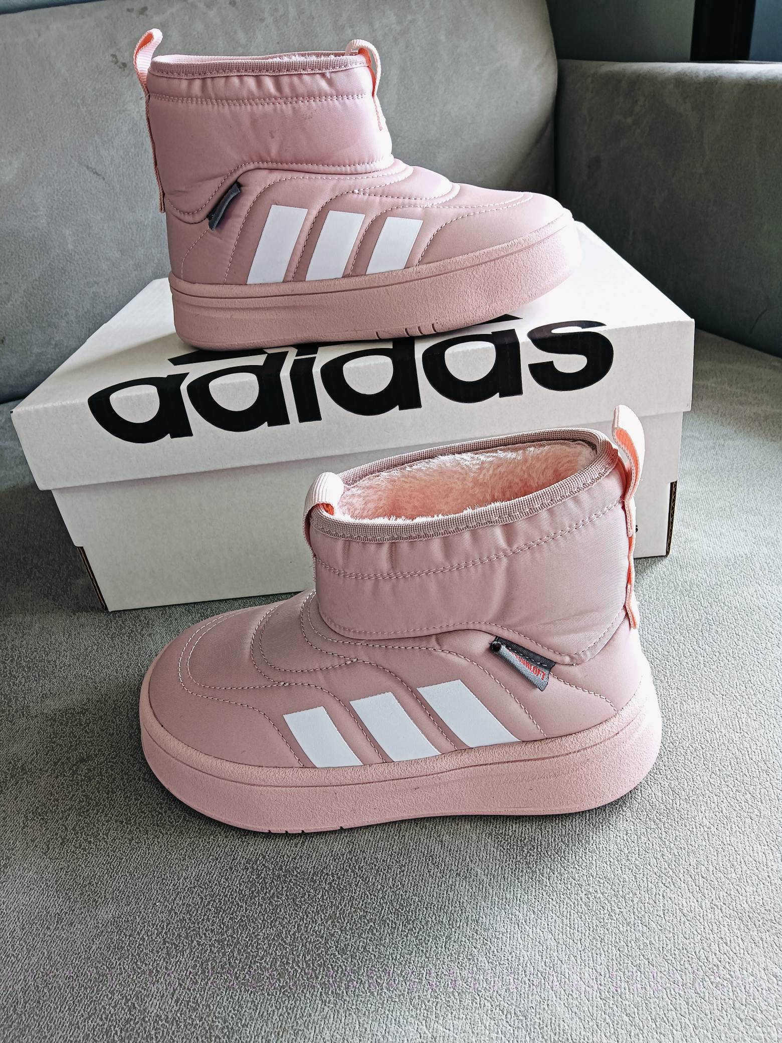 图片[6]-Adidas/阿迪达斯正品ADIPUFF MID男女童同款保暖休闲棉鞋，官方同步包装 ， 材料采用原厂防污防水雨伞布，防滑耐磨橡胶大底 潮流百搭 、舒适短筒靴 秋冬休闲时尚童鞋 保暖性能十足 严寒季节保暖神器。 尺码：28——37-选品中心