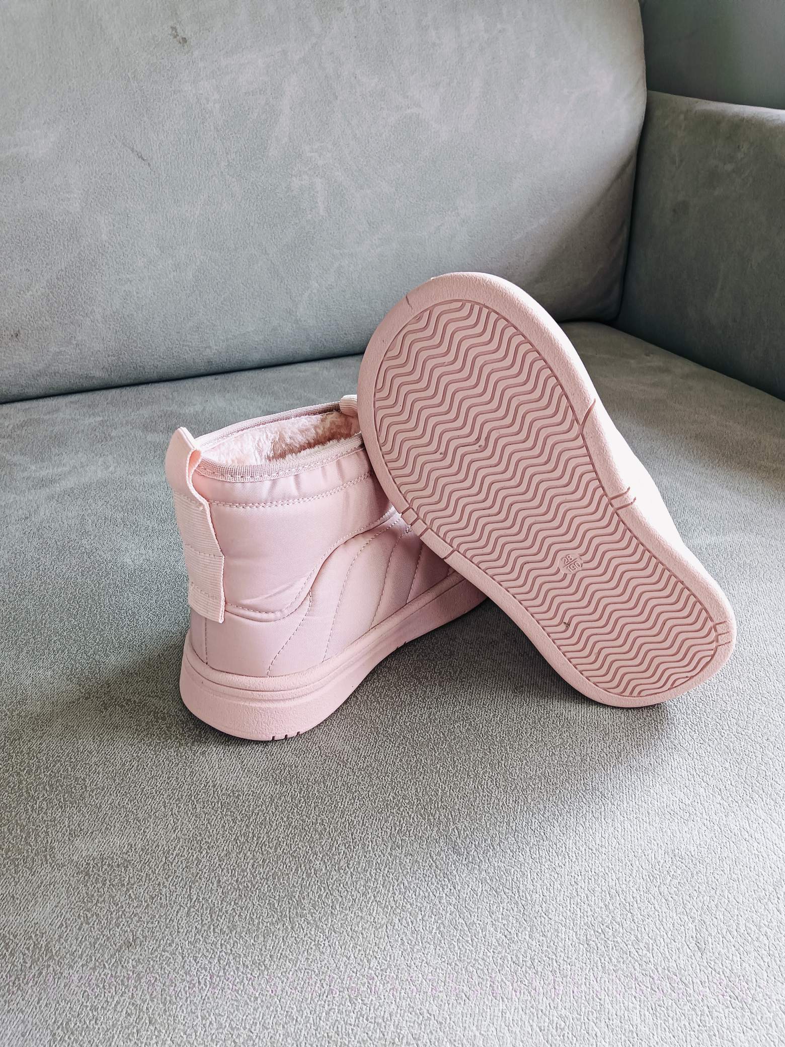 图片[4]-Adidas/阿迪达斯正品ADIPUFF MID男女童同款保暖休闲棉鞋，官方同步包装 ， 材料采用原厂防污防水雨伞布，防滑耐磨橡胶大底 潮流百搭 、舒适短筒靴 秋冬休闲时尚童鞋 保暖性能十足 严寒季节保暖神器。 尺码：28——37-选品中心