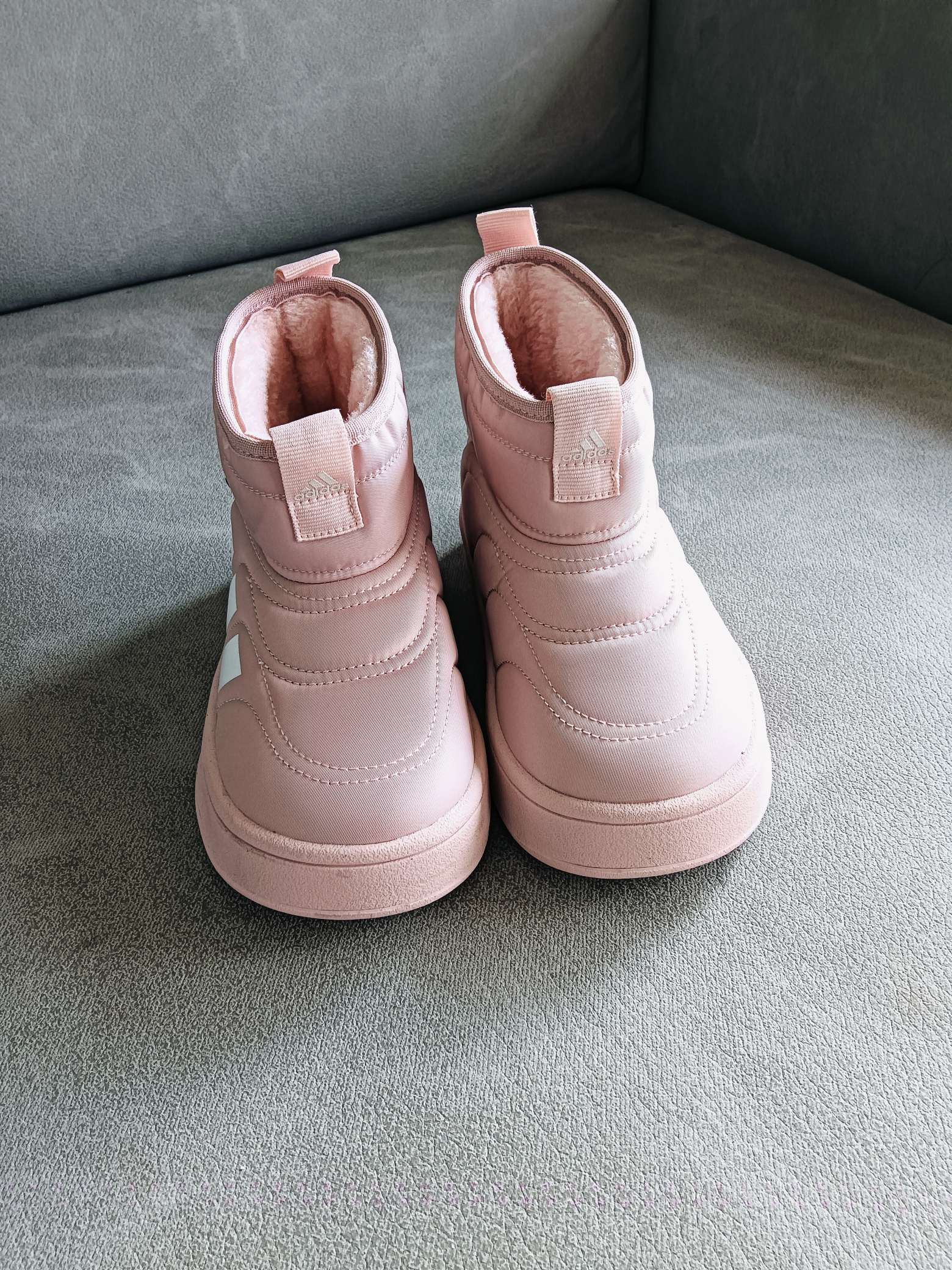 图片[2]-Adidas/阿迪达斯正品ADIPUFF MID男女童同款保暖休闲棉鞋，官方同步包装 ， 材料采用原厂防污防水雨伞布，防滑耐磨橡胶大底 潮流百搭 、舒适短筒靴 秋冬休闲时尚童鞋 保暖性能十足 严寒季节保暖神器。 尺码：28——37-选品中心