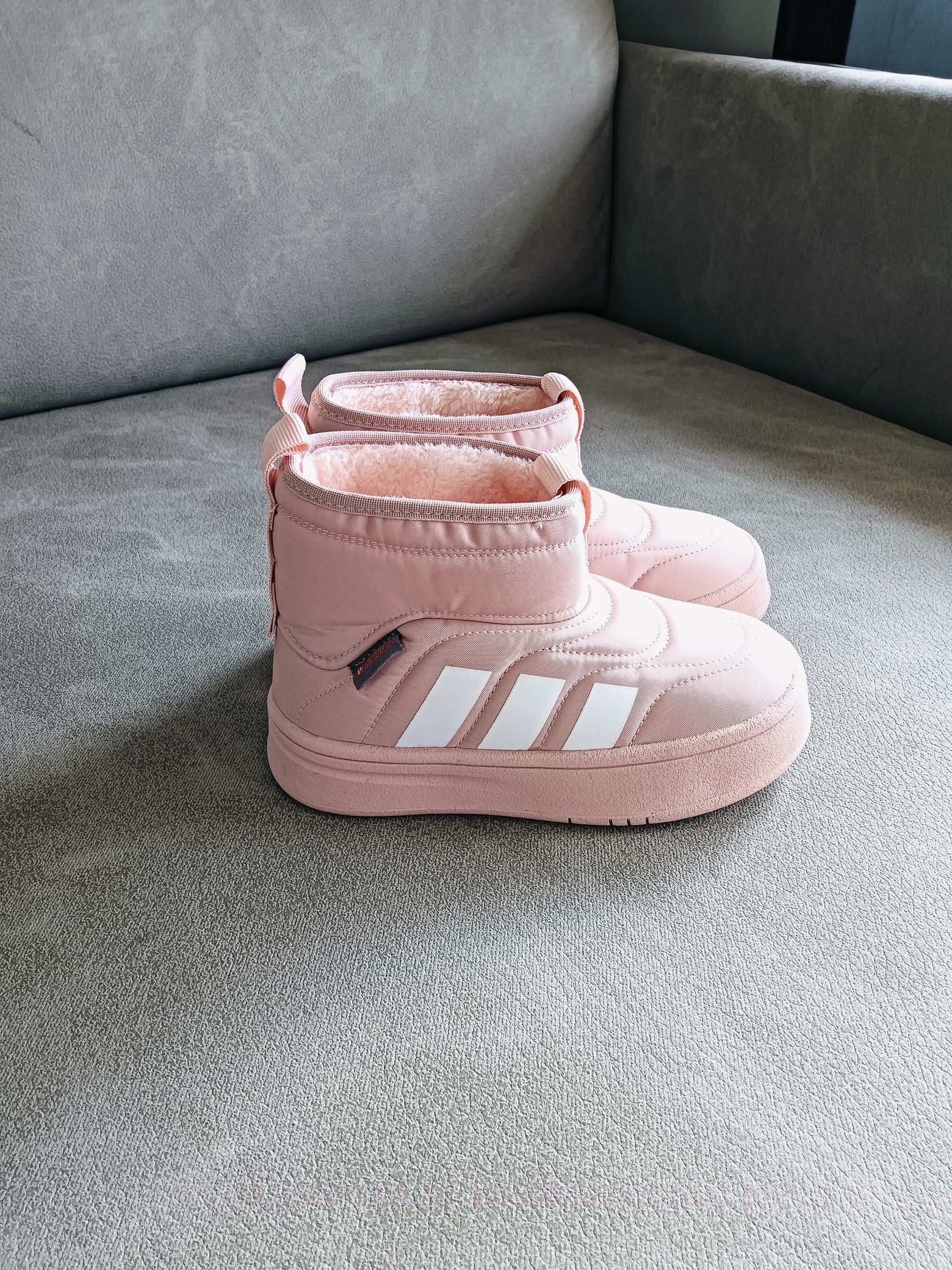 Adidas/阿迪达斯正品ADIPUFF MID男女童同款保暖休闲棉鞋，官方同步包装 ， 材料采用原厂防污防水雨伞布，防滑耐磨橡胶大底 潮流百搭 、舒适短筒靴 秋冬休闲时尚童鞋 保暖性能十足 严寒季节保暖神器。 尺码：28——37-选品中心