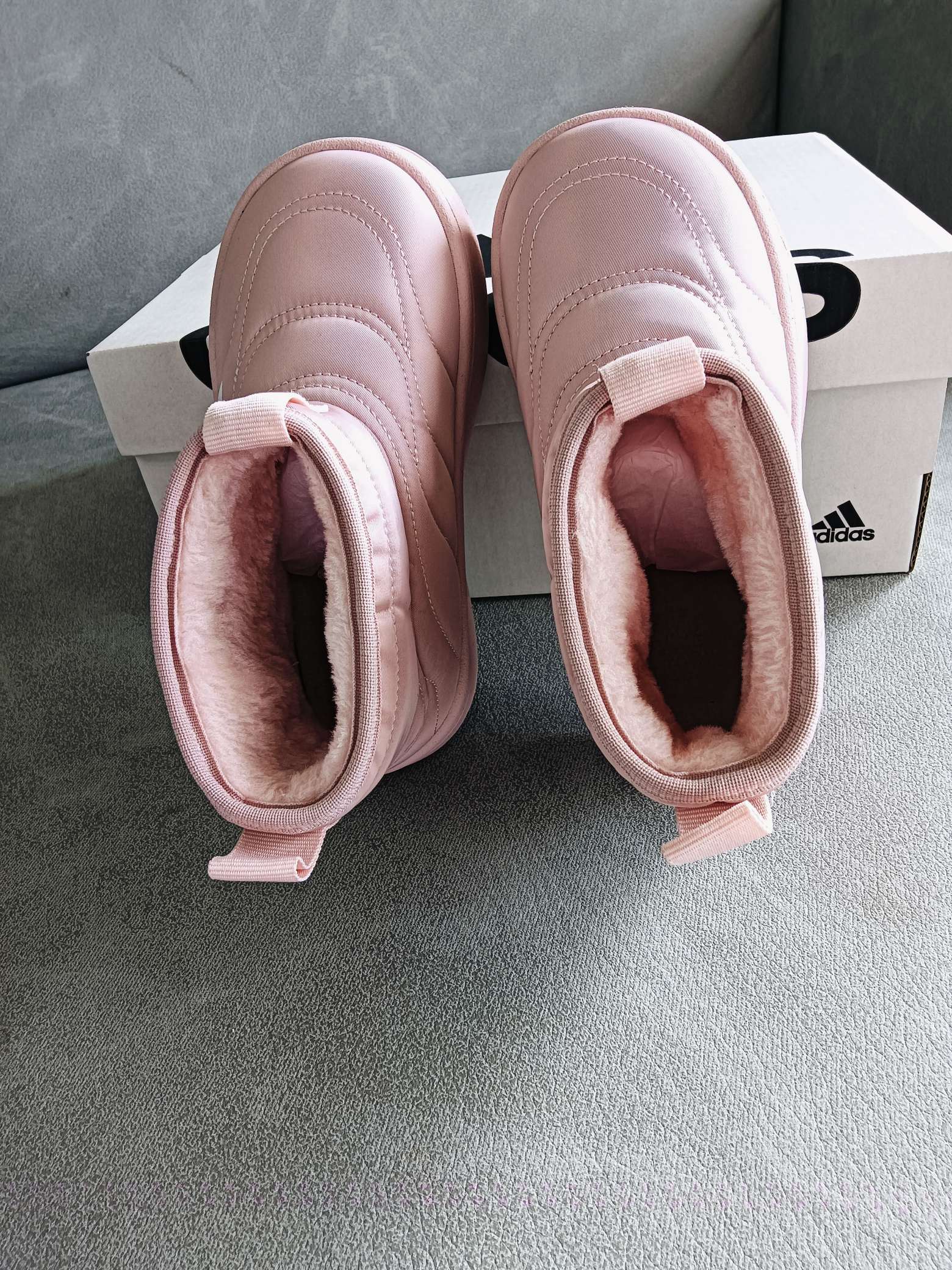 图片[7]-Adidas/阿迪达斯正品ADIPUFF MID男女童同款保暖休闲棉鞋，官方同步包装 ， 材料采用原厂防污防水雨伞布，防滑耐磨橡胶大底 潮流百搭 、舒适短筒靴 秋冬休闲时尚童鞋 保暖性能十足 严寒季节保暖神器。 尺码：28——37-选品中心