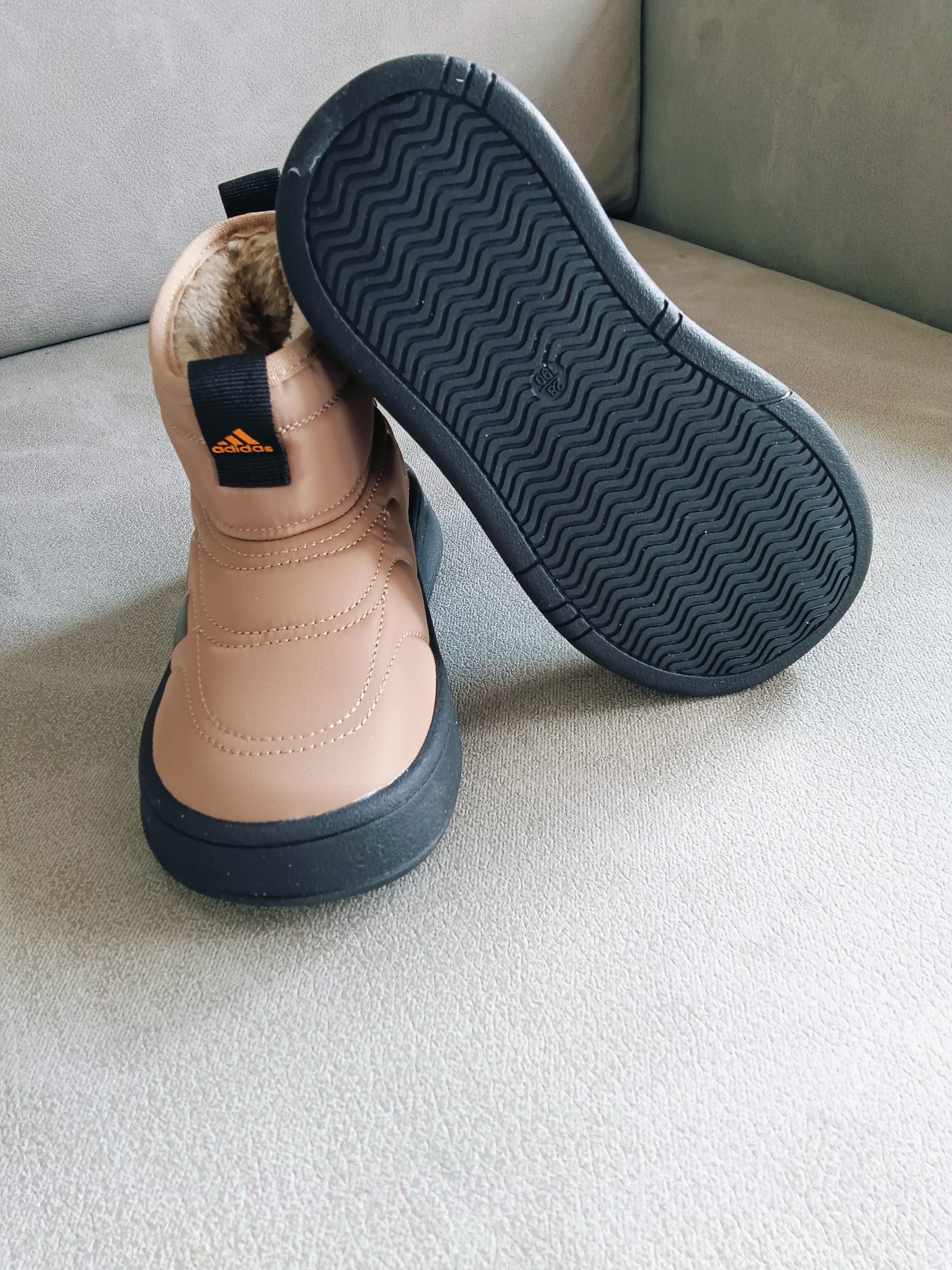 图片[4]-Adidas/阿迪达斯正品ADIPUFF MID男女童同款保暖休闲棉鞋，官方同步包装 ， 材料采用原厂防污防水雨伞布，防滑耐磨橡胶大底 潮流百搭 、舒适短筒靴 秋冬休闲时尚童鞋 保暖性能十足 严寒季节保暖神器。 尺码：28——37-选品中心