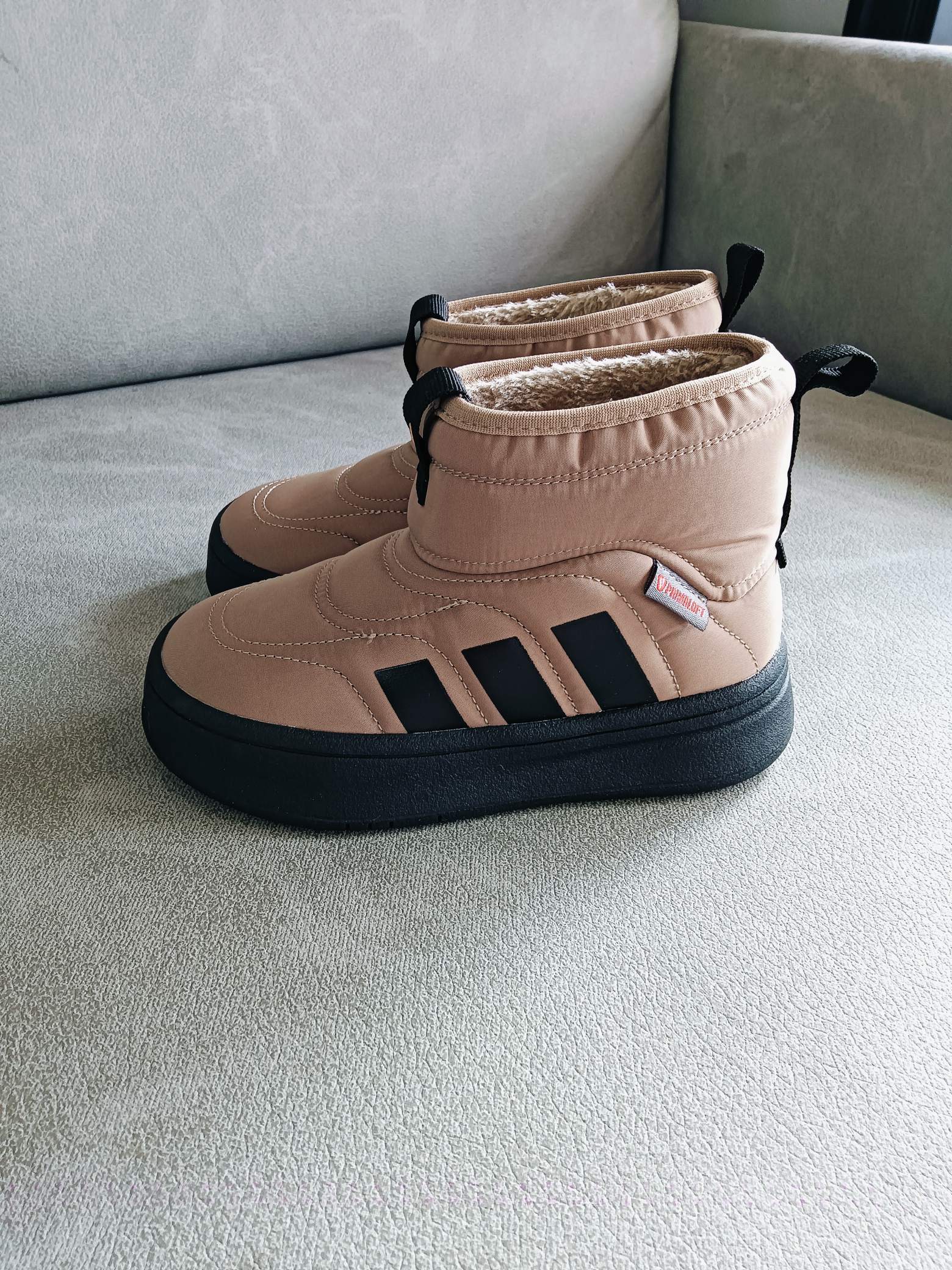 Adidas/阿迪达斯正品ADIPUFF MID男女童同款保暖休闲棉鞋，官方同步包装 ， 材料采用原厂防污防水雨伞布，防滑耐磨橡胶大底 潮流百搭 、舒适短筒靴 秋冬休闲时尚童鞋 保暖性能十足 严寒季节保暖神器。 尺码：28——37-选品中心