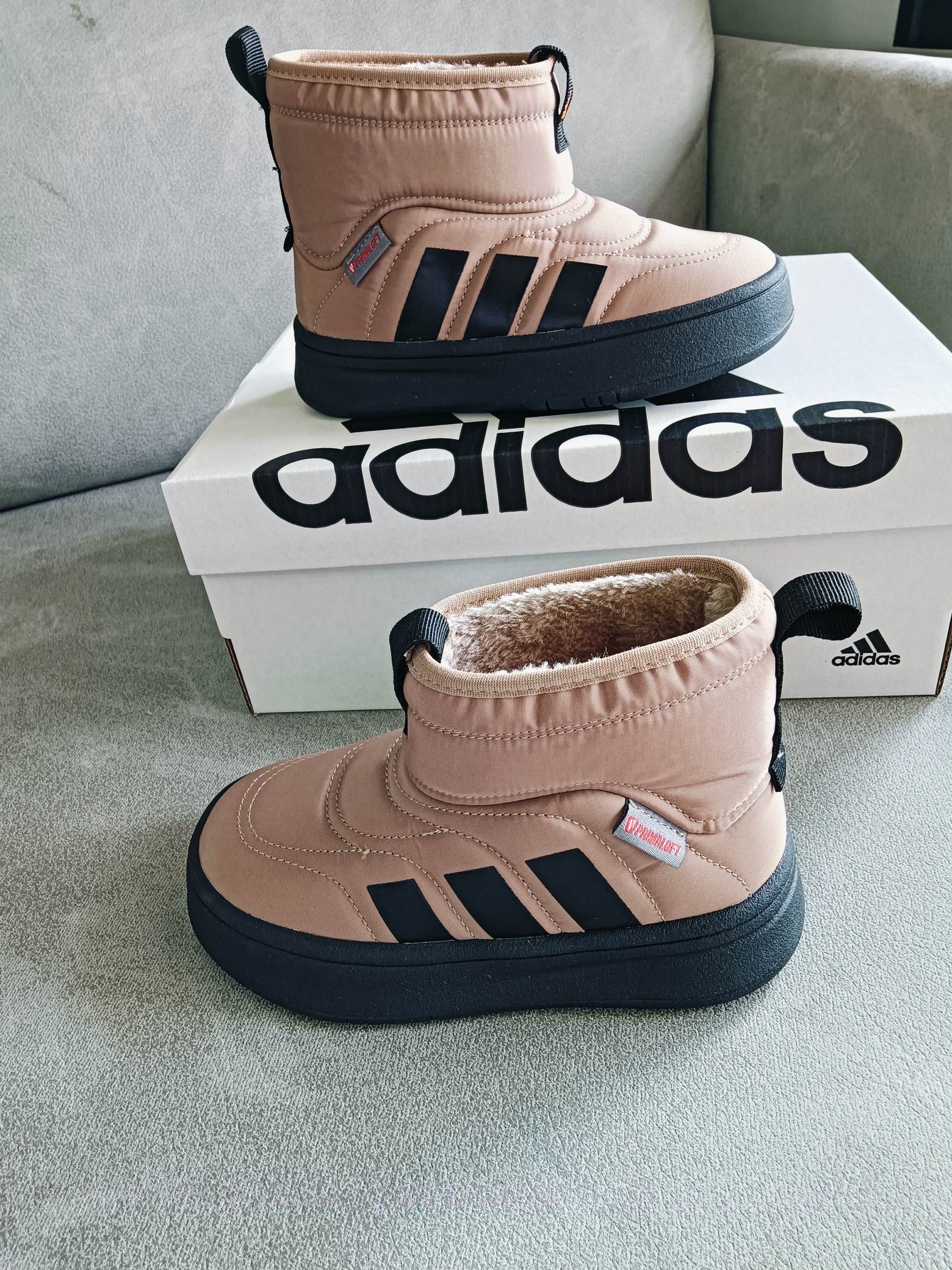 图片[6]-Adidas/阿迪达斯正品ADIPUFF MID男女童同款保暖休闲棉鞋，官方同步包装 ， 材料采用原厂防污防水雨伞布，防滑耐磨橡胶大底 潮流百搭 、舒适短筒靴 秋冬休闲时尚童鞋 保暖性能十足 严寒季节保暖神器。 尺码：28——37-选品中心