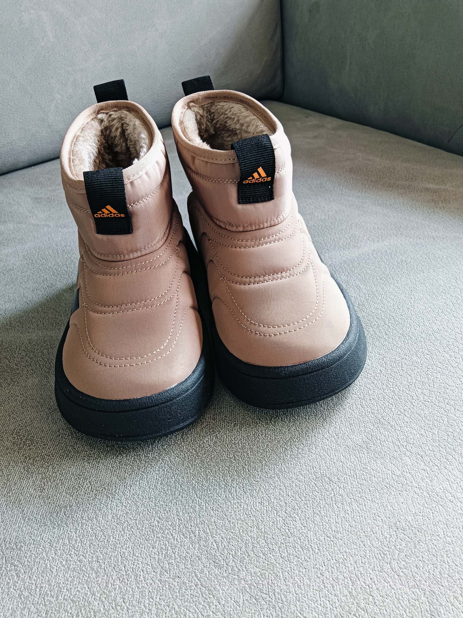 图片[3]-Adidas/阿迪达斯正品ADIPUFF MID男女童同款保暖休闲棉鞋，官方同步包装 ， 材料采用原厂防污防水雨伞布，防滑耐磨橡胶大底 潮流百搭 、舒适短筒靴 秋冬休闲时尚童鞋 保暖性能十足 严寒季节保暖神器。 尺码：28——37-选品中心