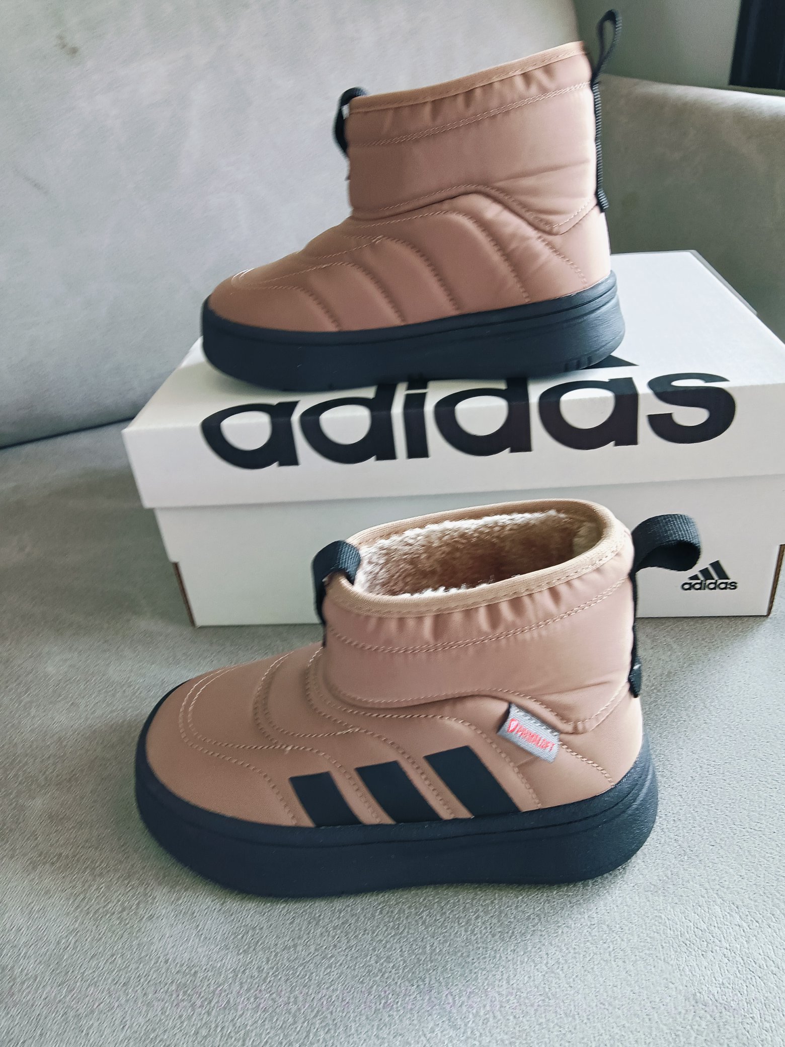 图片[7]-Adidas/阿迪达斯正品ADIPUFF MID男女童同款保暖休闲棉鞋，官方同步包装 ， 材料采用原厂防污防水雨伞布，防滑耐磨橡胶大底 潮流百搭 、舒适短筒靴 秋冬休闲时尚童鞋 保暖性能十足 严寒季节保暖神器。 尺码：28——37-选品中心