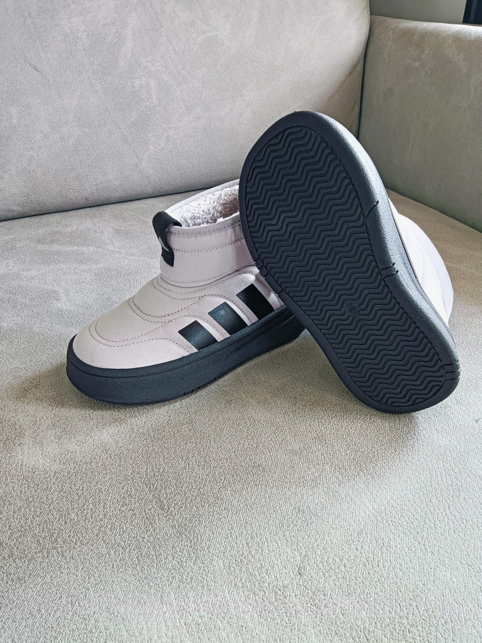 图片[4]-Adidas/阿迪达斯正品ADIPUFF MID男女童同款保暖休闲棉鞋，官方同步包装 ， 材料采用原厂防污防水雨伞布，防滑耐磨橡胶大底 潮流百搭 、舒适短筒靴 秋冬休闲时尚童鞋 保暖性能十足 严寒季节保暖神器。 尺码：28——37-选品中心