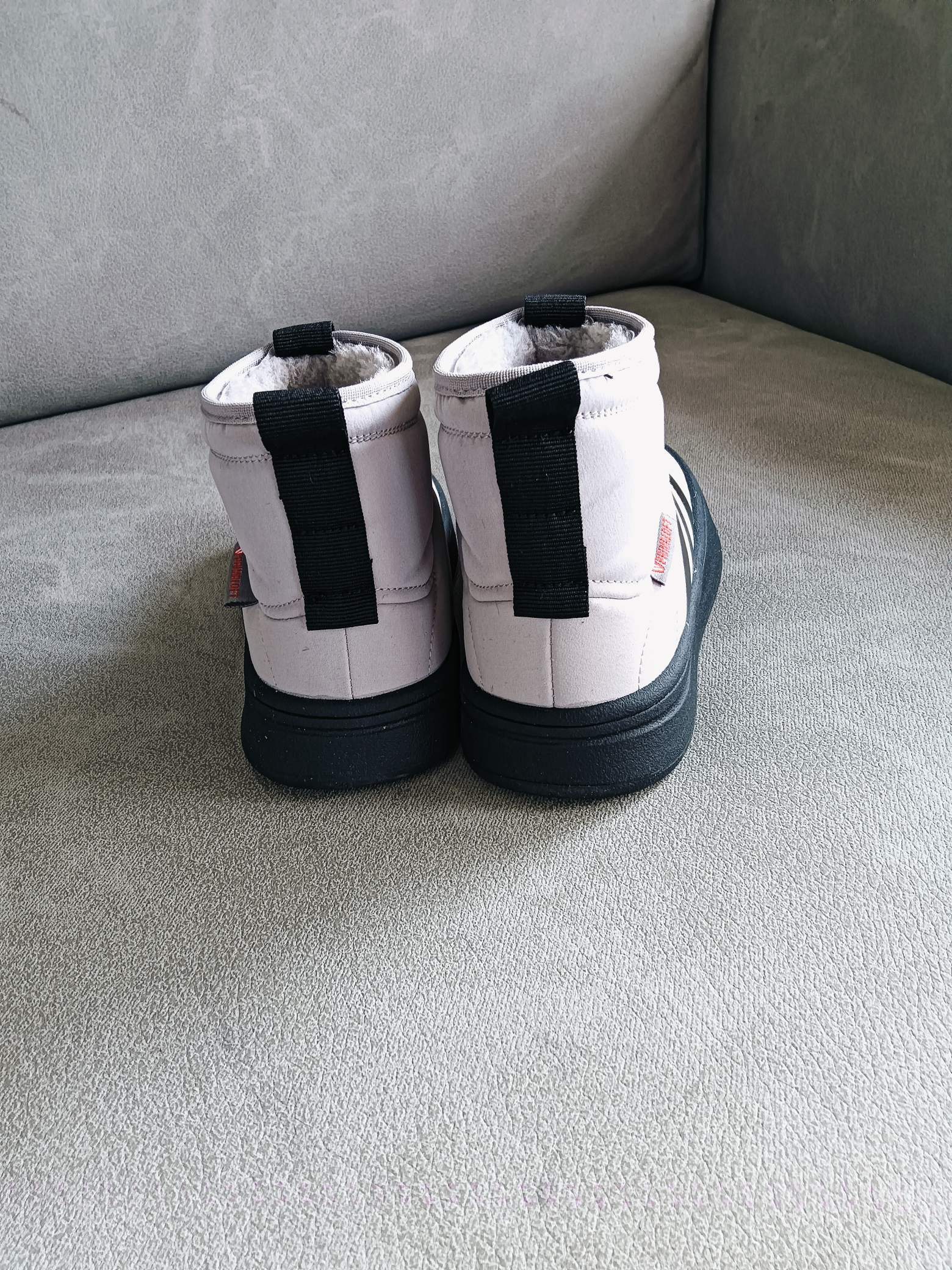 图片[3]-Adidas/阿迪达斯正品ADIPUFF MID男女童同款保暖休闲棉鞋，官方同步包装 ， 材料采用原厂防污防水雨伞布，防滑耐磨橡胶大底 潮流百搭 、舒适短筒靴 秋冬休闲时尚童鞋 保暖性能十足 严寒季节保暖神器。 尺码：28——37-选品中心