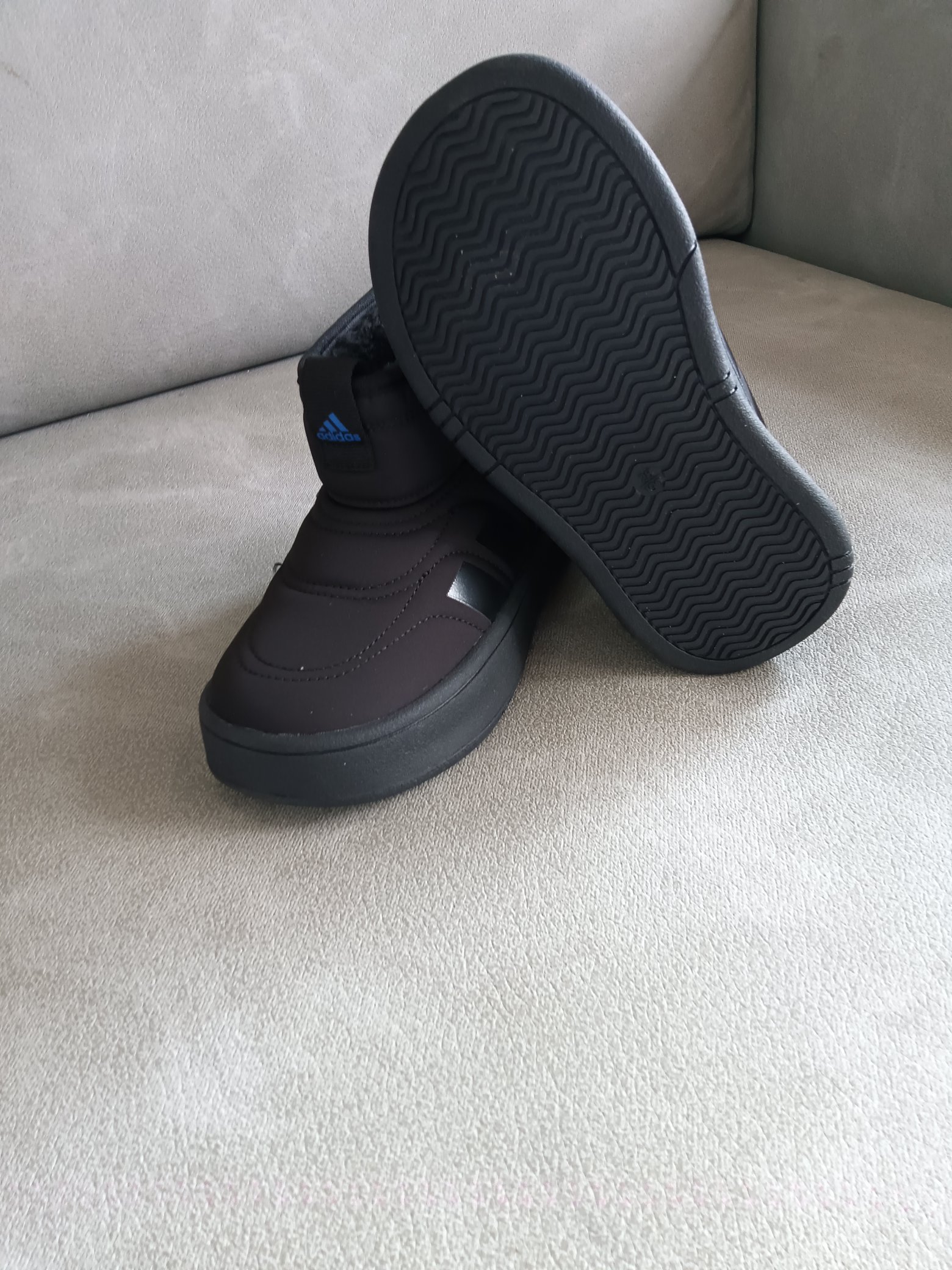 图片[4]-Adidas/阿迪达斯正品ADIPUFF MID男女童同款保暖休闲棉鞋，官方同步包装 ， 材料采用原厂防污防水雨伞布，防滑耐磨橡胶大底 潮流百搭 、舒适短筒靴 秋冬休闲时尚童鞋 保暖性能十足 严寒季节保暖神器。 尺码：28——37-选品中心