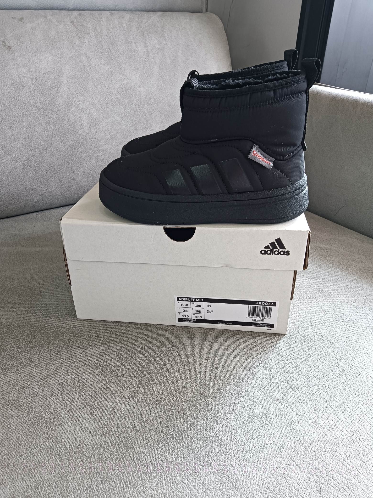 图片[8]-Adidas/阿迪达斯正品ADIPUFF MID男女童同款保暖休闲棉鞋，官方同步包装 ， 材料采用原厂防污防水雨伞布，防滑耐磨橡胶大底 潮流百搭 、舒适短筒靴 秋冬休闲时尚童鞋 保暖性能十足 严寒季节保暖神器。 尺码：28——37-选品中心