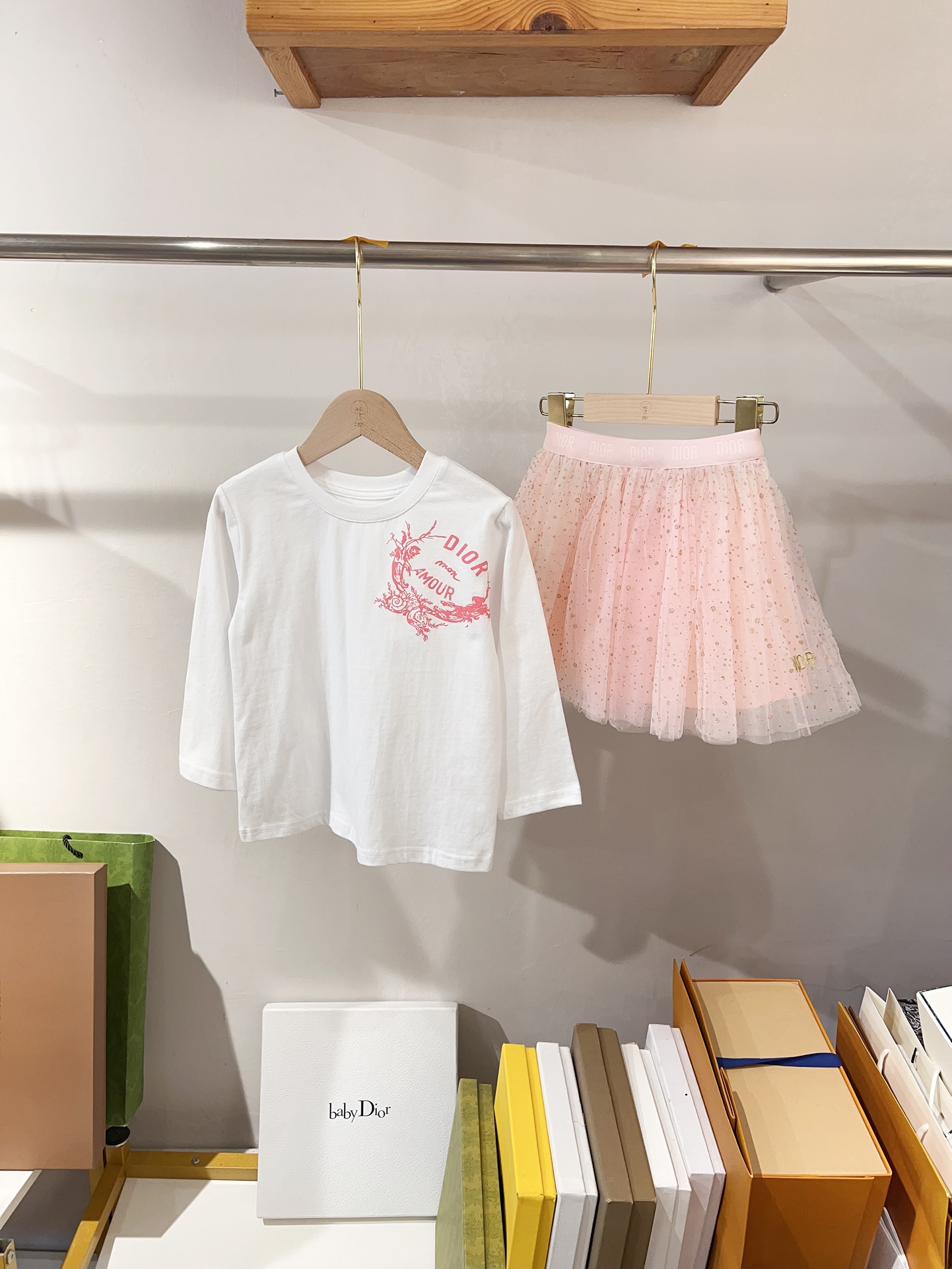 Un conjunto en stock, envío inmediato, tallas 100-160.