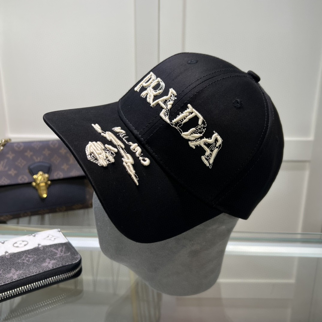 上新ꫛꫀꪝ ❥——❤\n普拉达 PRADA 新品经典棒球帽 代购版本！时尚潮流，高端做工！非一般的品质，细节看实拍哦