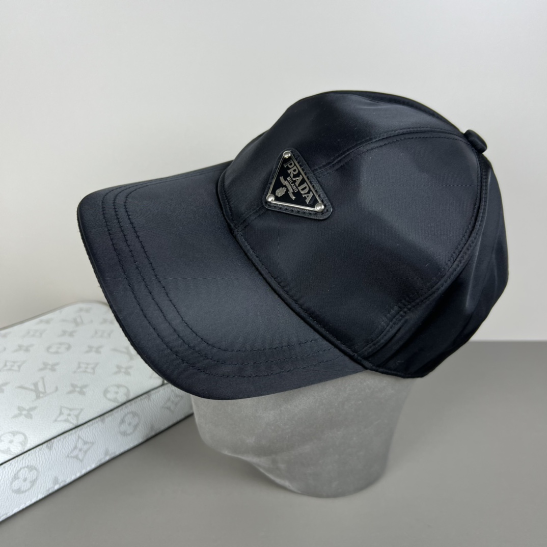 NO:604904,Original order Prada classic triangle logo baseball cap is a must-have. It will look good for ten thousand years. It is a daily necessity. The color is perfect. The shape of the hat is perfect. It looks good on anyone. The quality is excellent. Fashionable and versatile hats, fisherman hats, baseball caps, knitted hats, hats, prada, prada, espadrilles, hats19860909原单 普拉达prada 经典三角标棒球帽万能必留款 戴一万年都好看 日常刚需 颜色完美 帽型正点 简直谁戴都好看质量超赞 时尚百搭帽子渔夫帽棒球帽针织帽,帽子,prada,prada,espadrilles,hats,hat