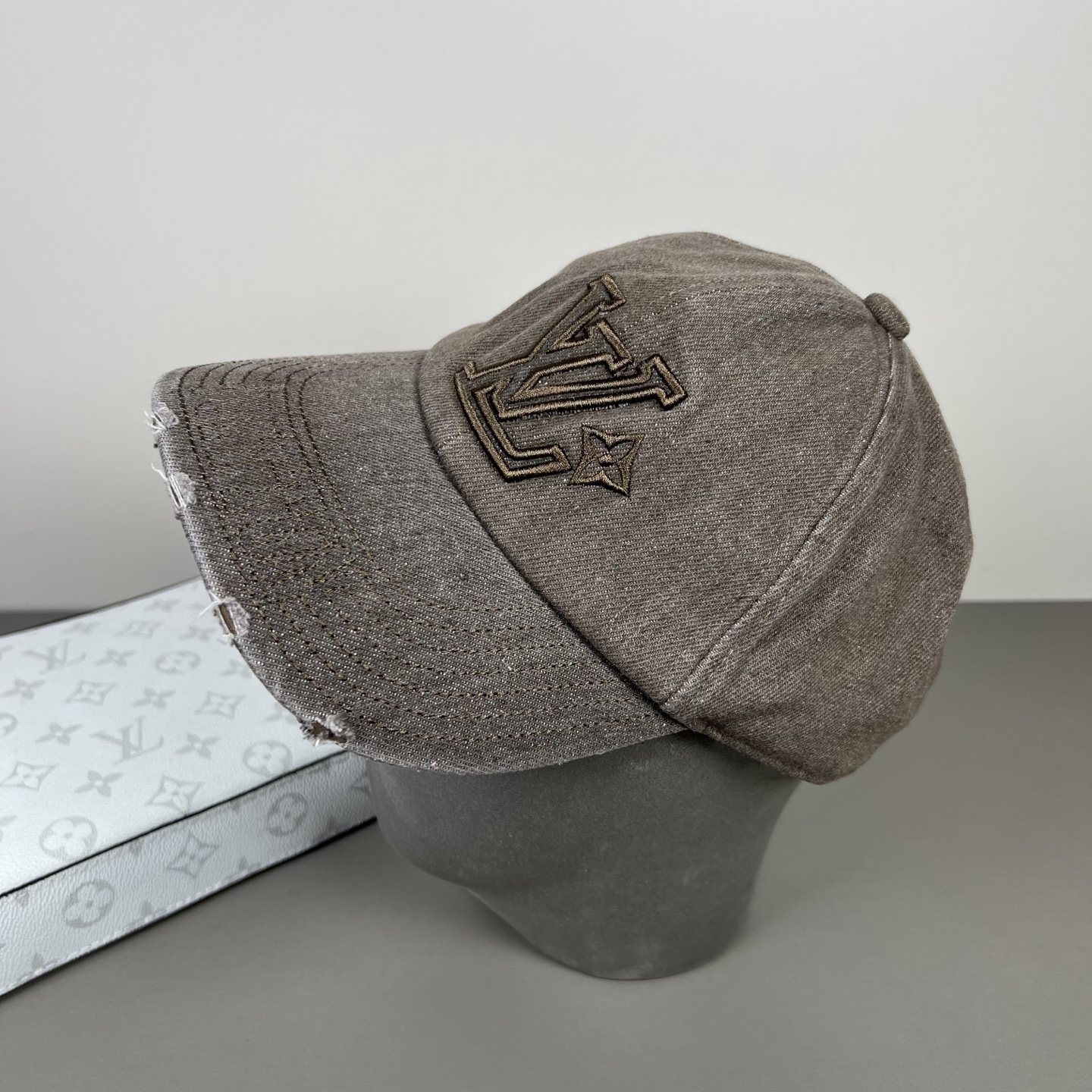 NO:742670,Louis Vuitton LV baseball cap LouisVuitton's new heavy industry creates a high-end atmosphere, a versatile model for both men and women!  hat straw hat bucket hat baseball cap,hat,louis vuitton,louis vuitton,louis vuitton,espadrilles,hats19860909路易威登lv棒球帽 LouisVuitton新款重工打造高端大气,百搭款男女通用！帽子草帽渔夫帽棒球帽,帽子,louis vuitton,louis vuitton,louis vuitton,espadrilles,hats,hat