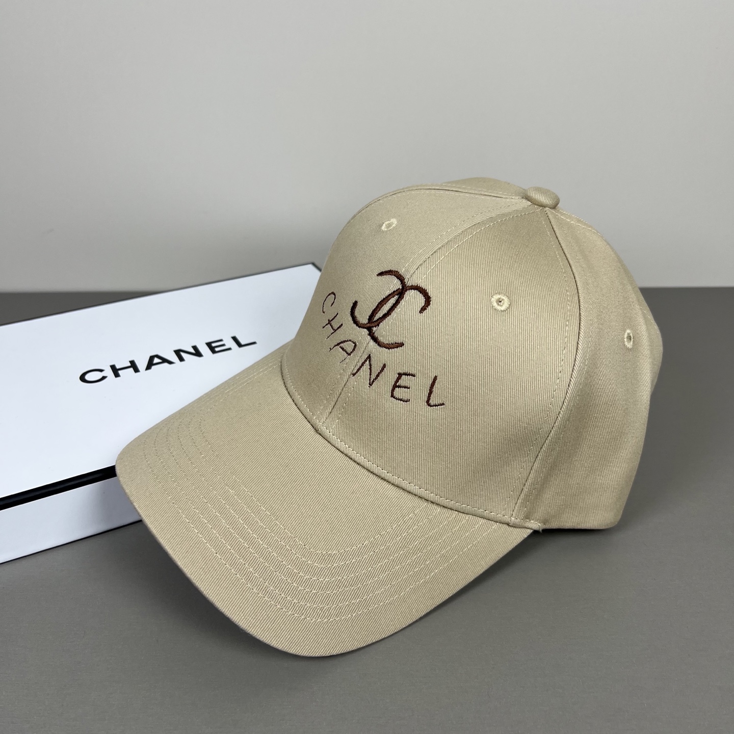 P香奈儿CHANEL，官网小香爆款棒球帽小红书新品发布，太🉑️了，时尚休闲，轻奢风格设计，经典色系，男女