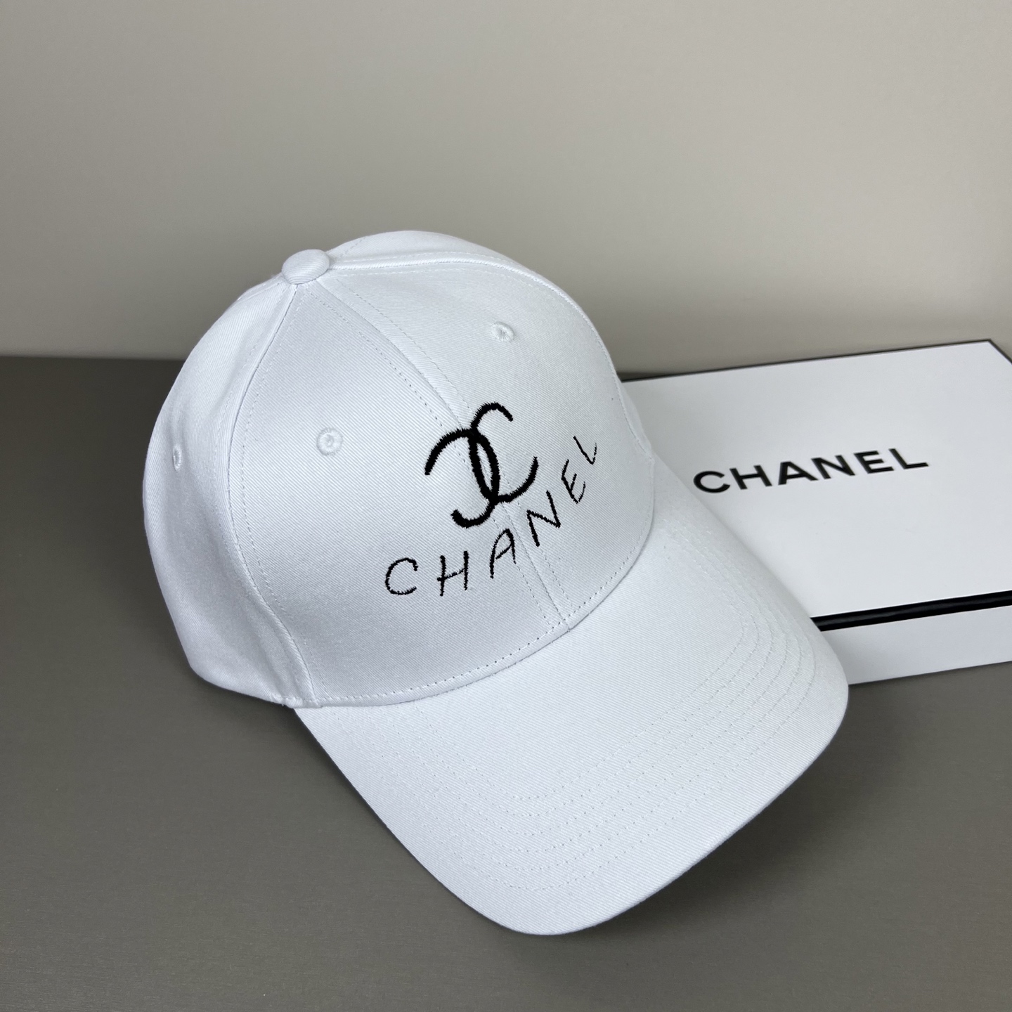 P香奈儿CHANEL，官网小香爆款棒球帽小红书新品发布，太🉑️了，时尚休闲，轻奢风格设计，经典色系，男女