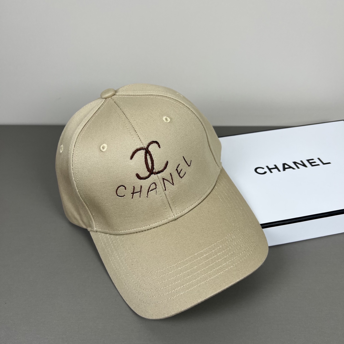 P香奈儿CHANEL，官网小香爆款棒球帽小红书新品发布，太🉑️了，时尚休闲，轻奢风格设计，经典色系，男女