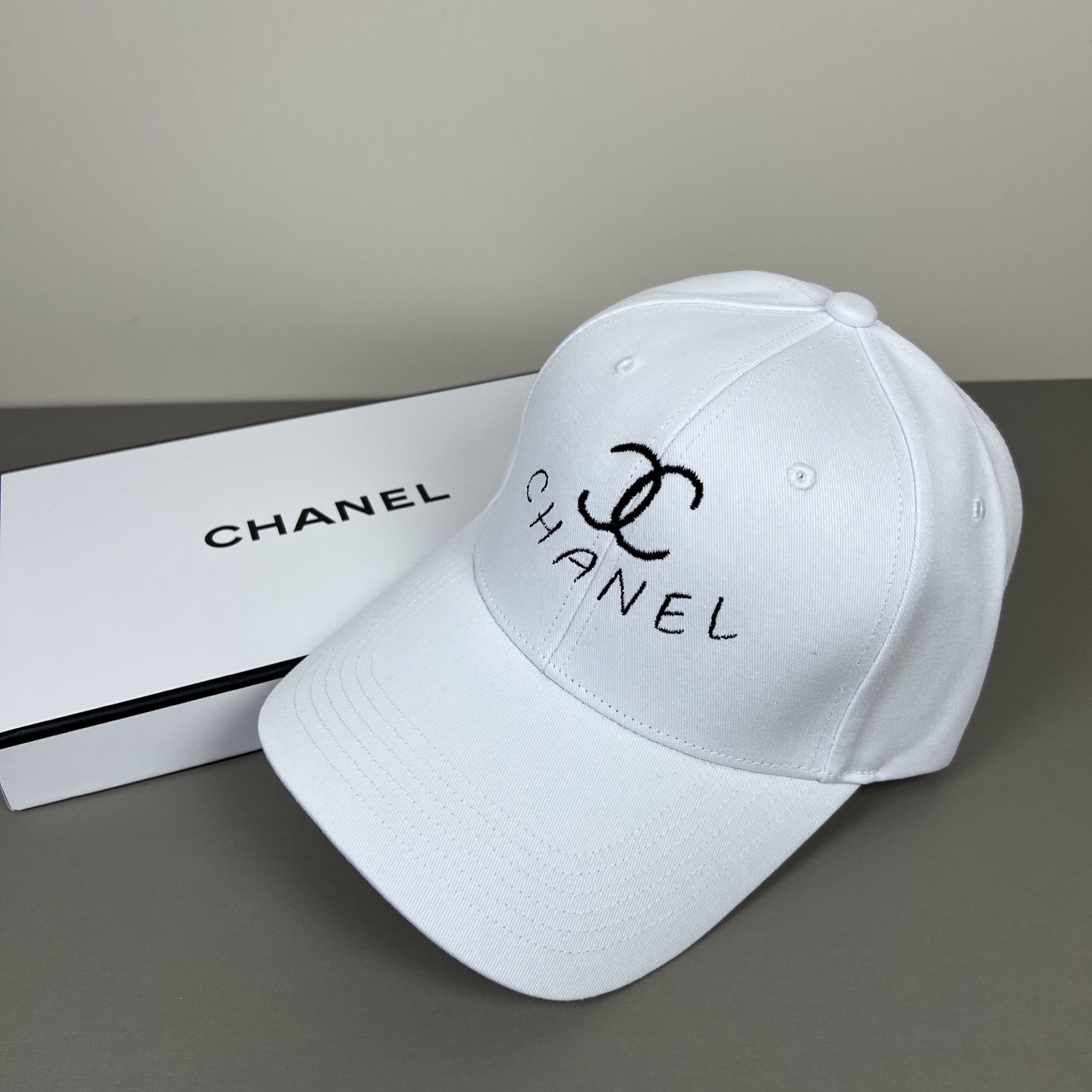 P香奈儿CHANEL，官网小香爆款棒球帽小红书新品发布，太🉑️了，时尚休闲，轻奢风格设计，经典色系，男女