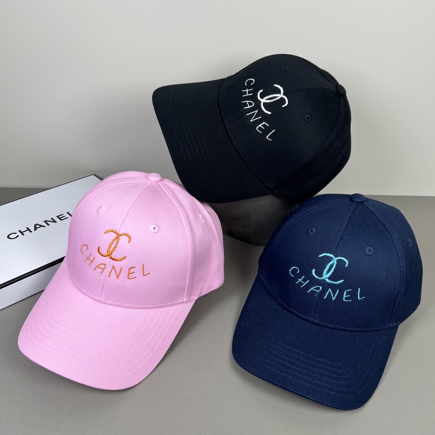 P香奈儿CHANEL，官网小香爆款棒球帽小红书新品发布，太🉑️了，时尚休闲，轻奢风格设计，经典色系，男女