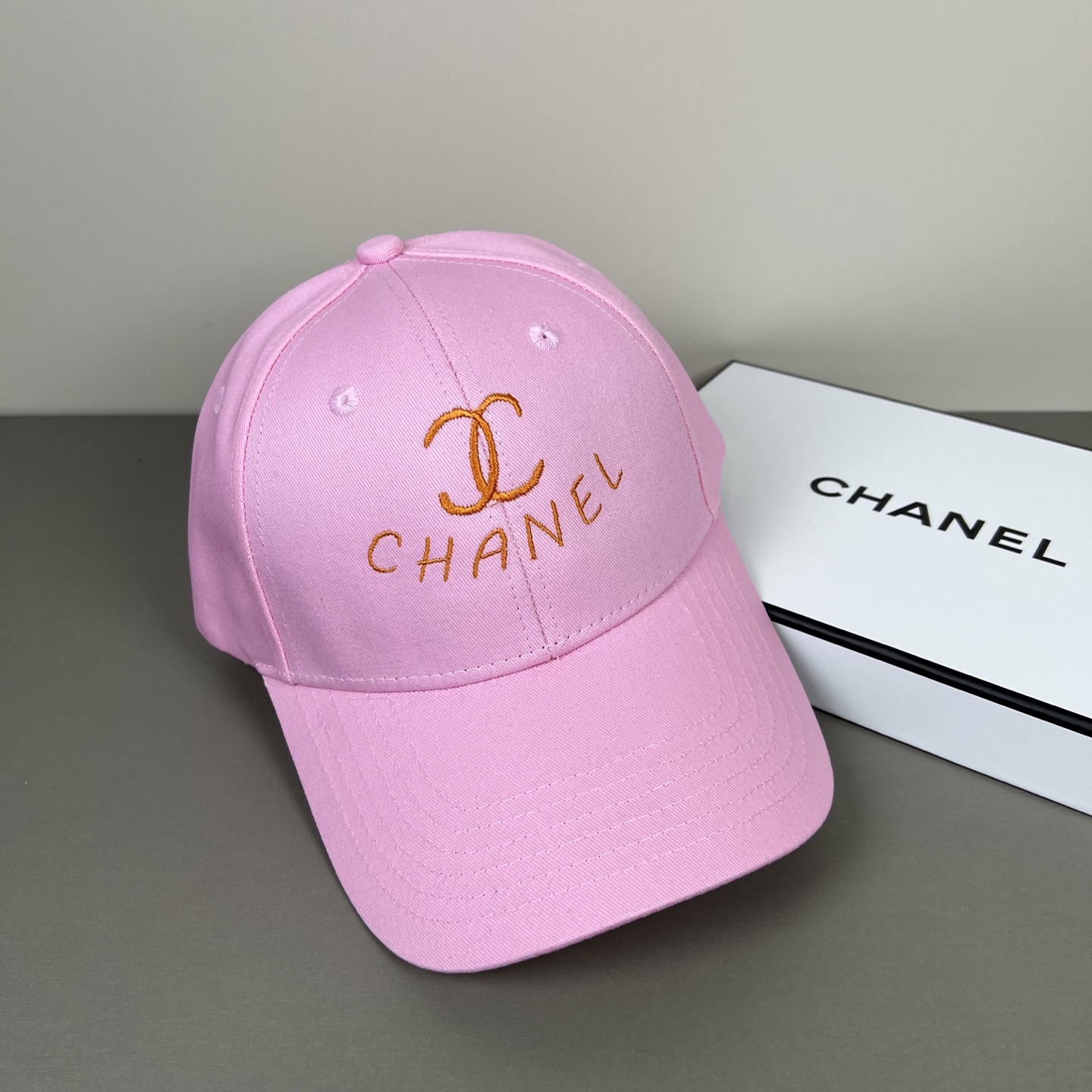 P香奈儿CHANEL，官网小香爆款棒球帽小红书新品发布，太🉑️了，时尚休闲，轻奢风格设计，经典色系，男女