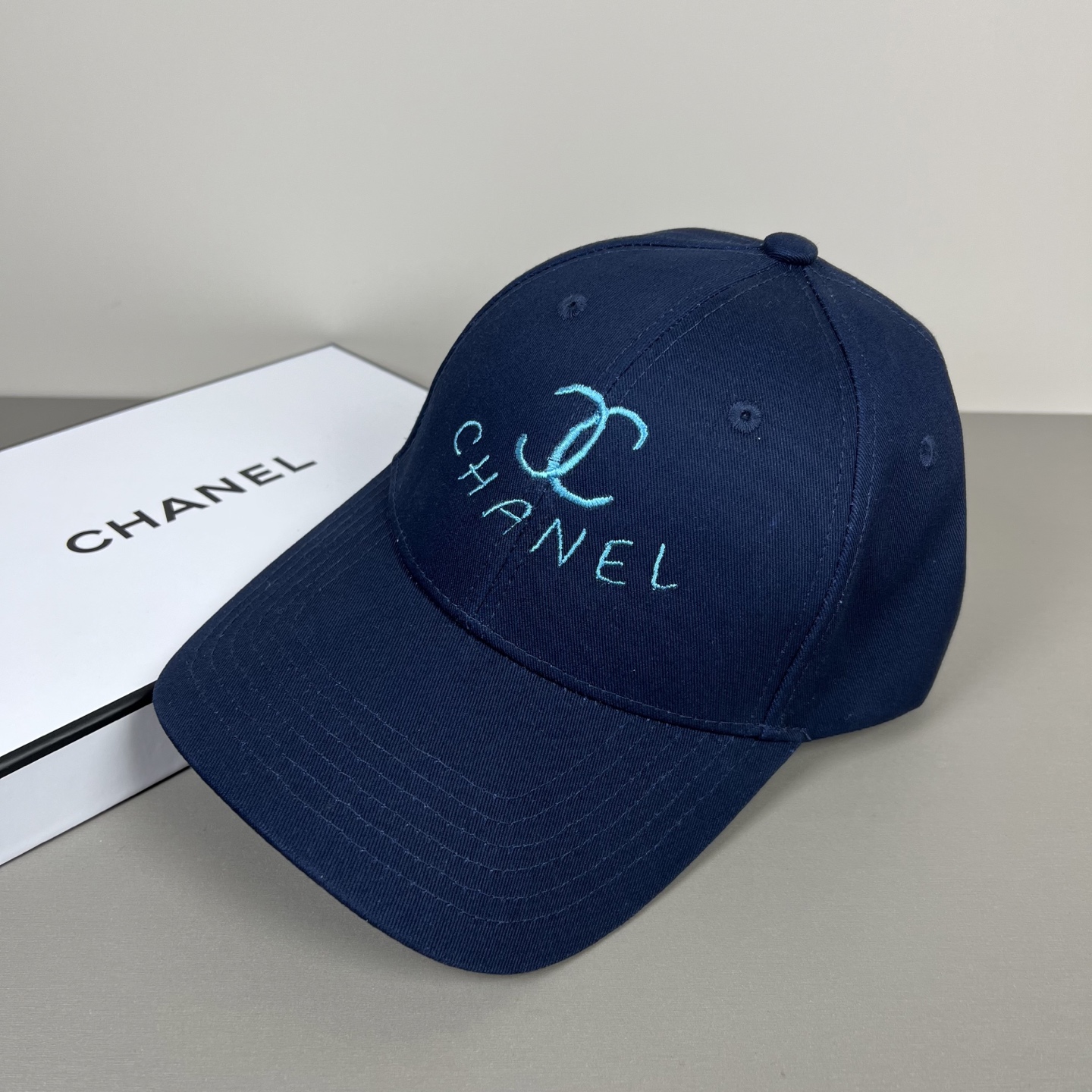 P香奈儿CHANEL，官网小香爆款棒球帽小红书新品发布，太🉑️了，时尚休闲，轻奢风格设计，经典色系，男女