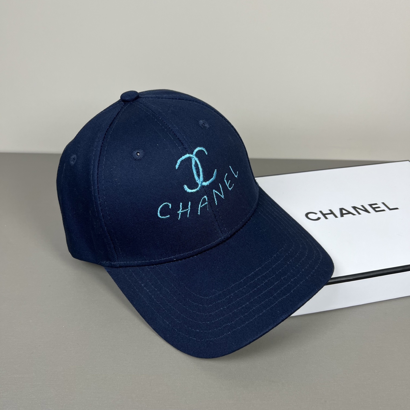 P香奈儿CHANEL，官网小香爆款棒球帽小红书新品发布，太🉑️了，时尚休闲，轻奢风格设计，经典色系，男女