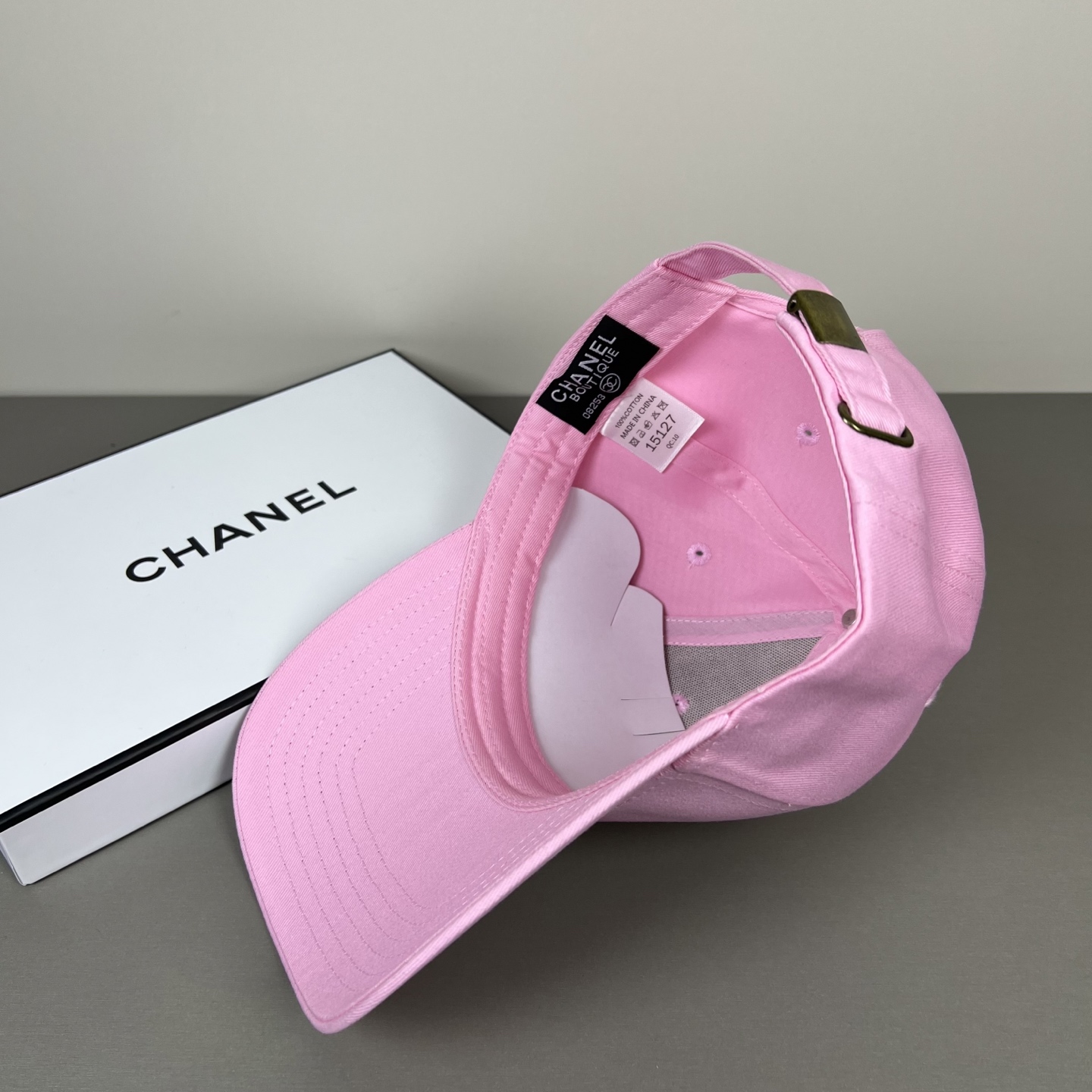 P香奈儿CHANEL，官网小香爆款棒球帽小红书新品发布，太🉑️了，时尚休闲，轻奢风格设计，经典色系，男女