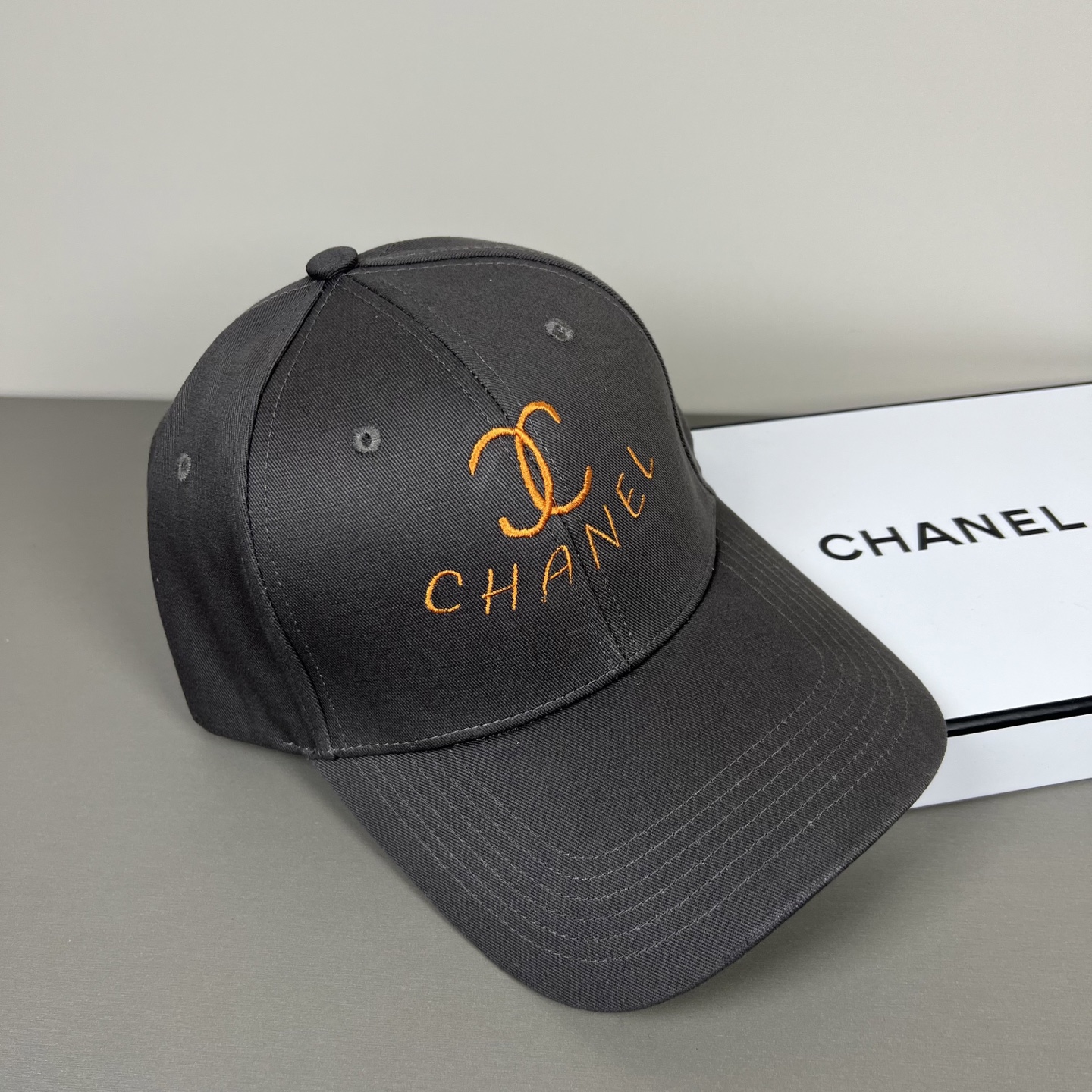 P香奈儿CHANEL，官网小香爆款棒球帽小红书新品发布，太🉑️了，时尚休闲，轻奢风格设计，经典色系，男女