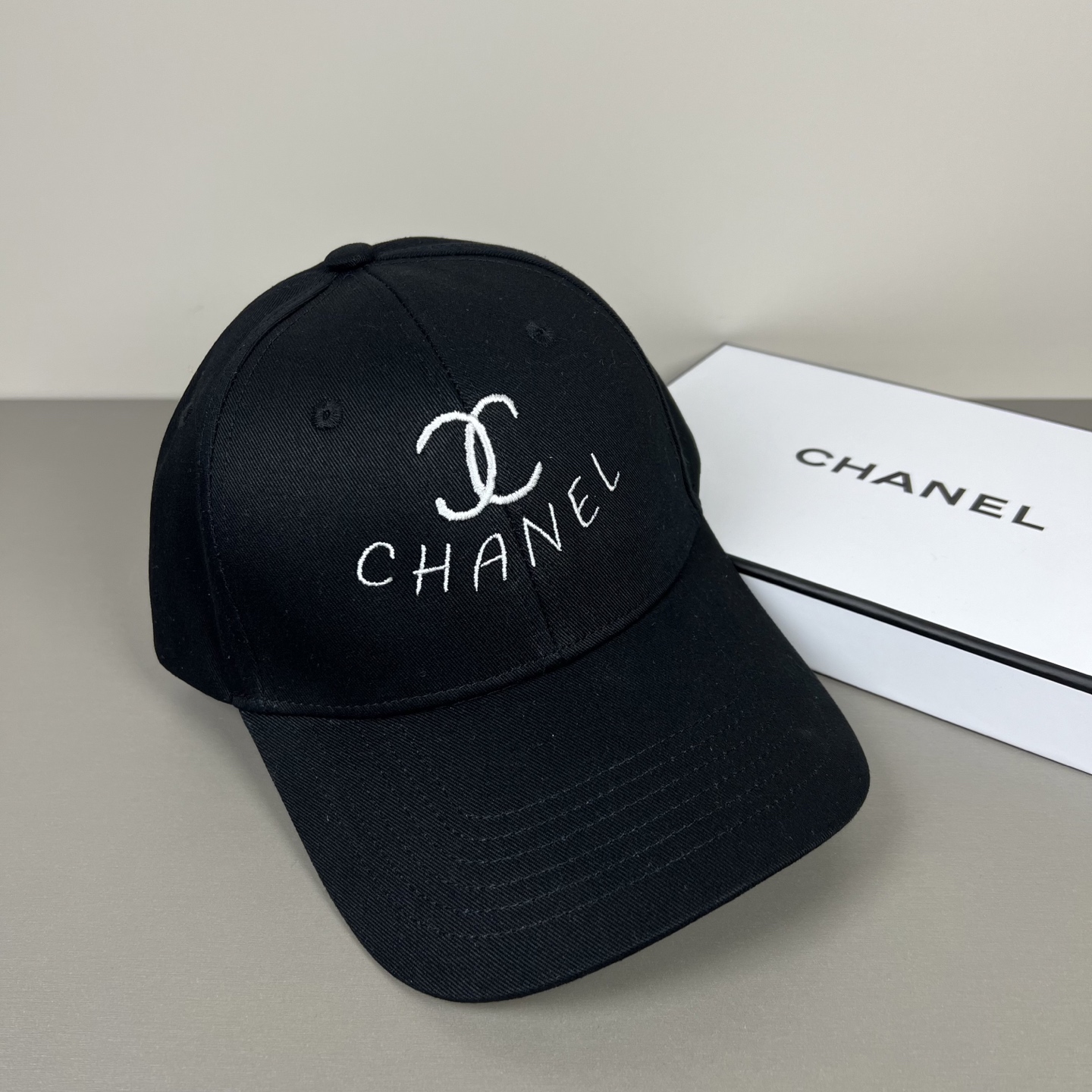 P香奈儿CHANEL，官网小香爆款棒球帽小红书新品发布，太🉑️了，时尚休闲，轻奢风格设计，经典色系，男女