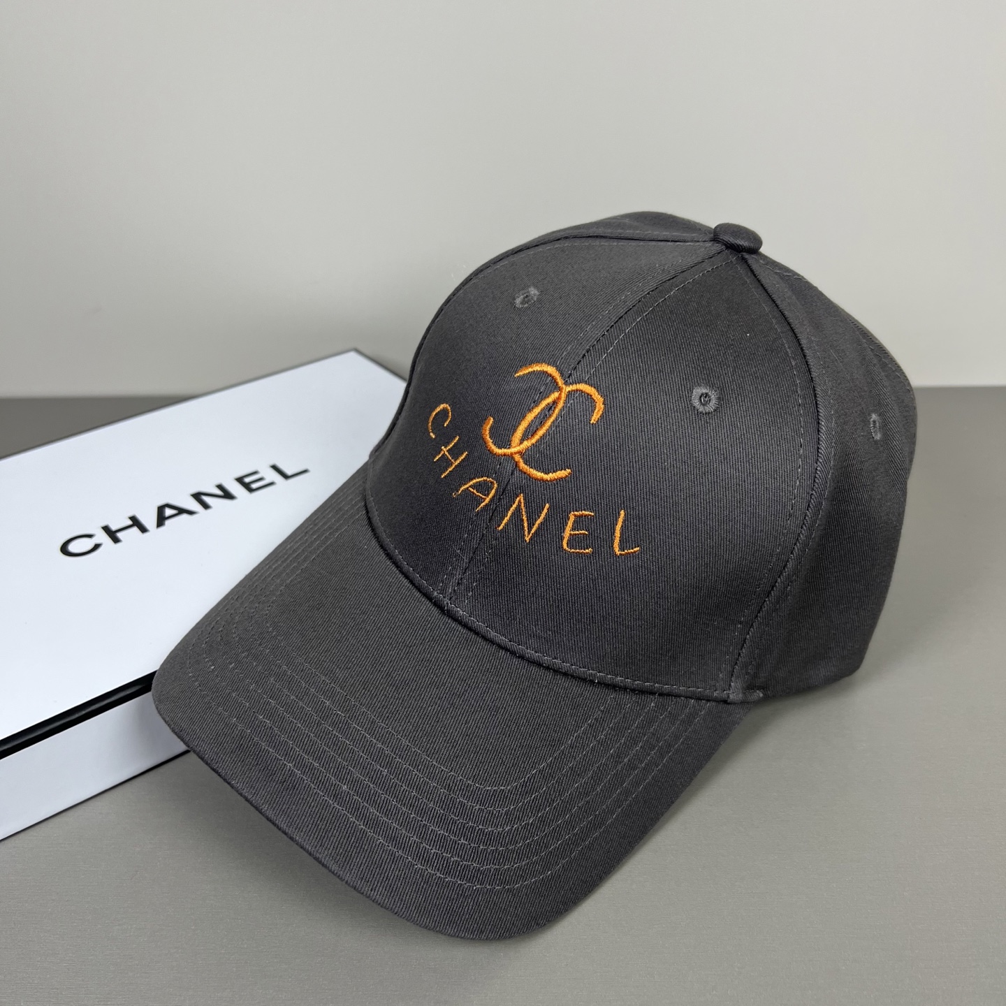 P香奈儿CHANEL，官网小香爆款棒球帽小红书新品发布，太🉑️了，时尚休闲，轻奢风格设计，经典色系，男女