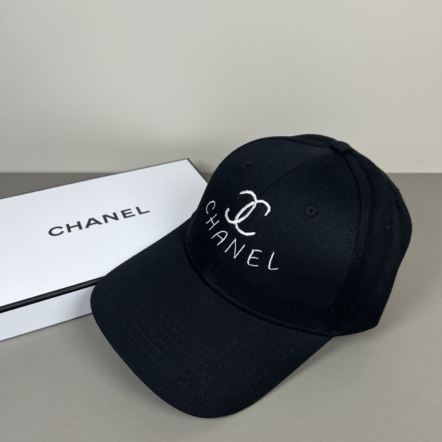 P香奈儿CHANEL，官网小香爆款棒球帽小红书新品发布，太🉑️了，时尚休闲，轻奢风格设计，经典色系，男女