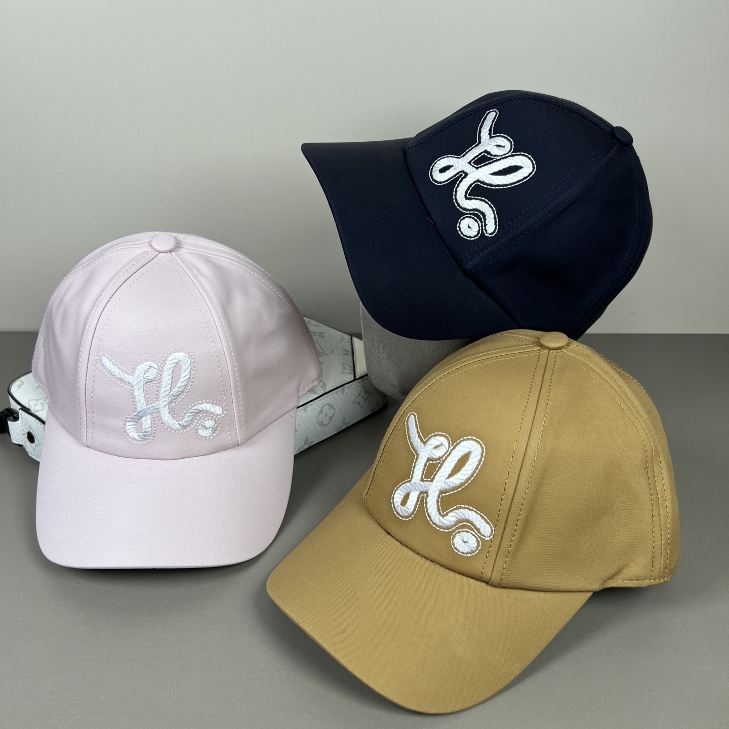 配防尘袋爱马仕HERMES，限量綉花棒球帽，官网原版里布，高版本懂货的来～透气舒适，防晒指数超高，气质名