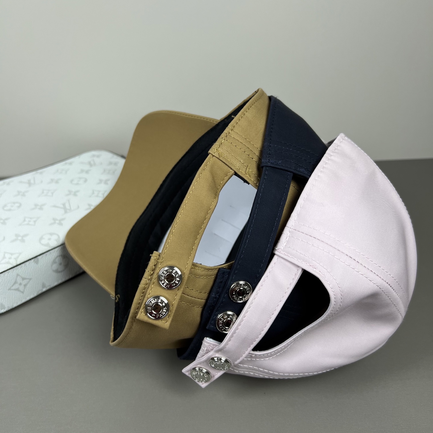 配防尘袋爱马仕HERMES，限量綉花棒球帽，官网原版里布，高版本懂货的来～透气舒适，防晒指数超高，气质名