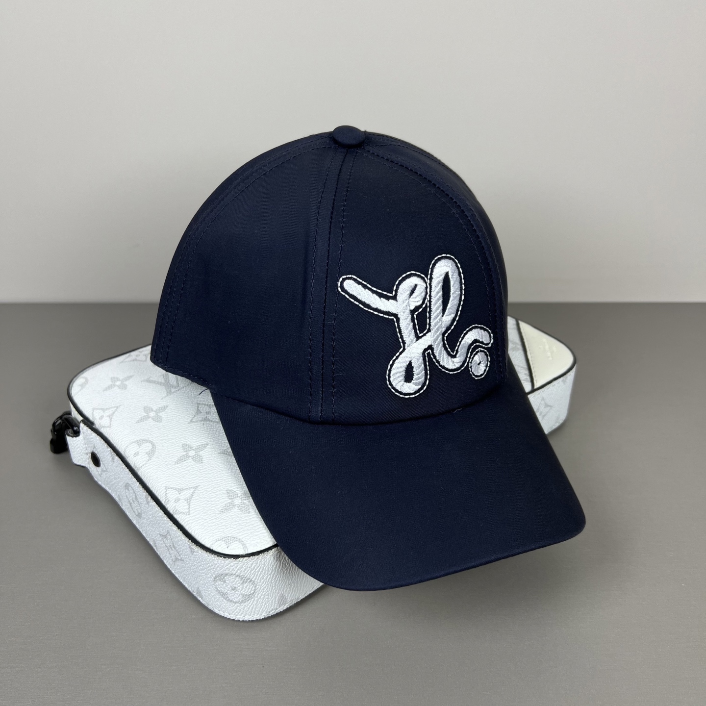 配防尘袋爱马仕HERMES，限量綉花棒球帽，官网原版里布，高版本懂货的来～透气舒适，防晒指数超高，气质名