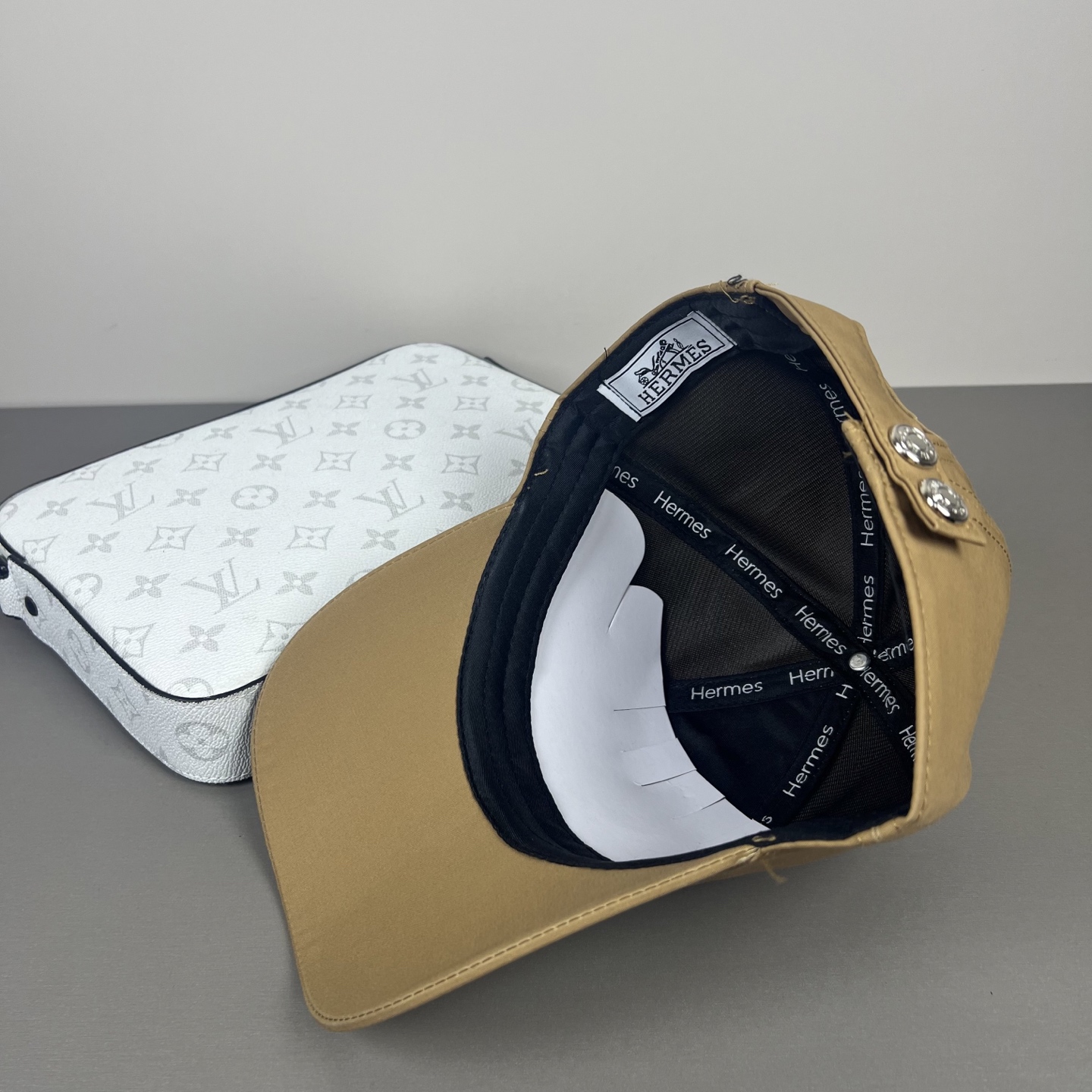 配防尘袋爱马仕HERMES，限量綉花棒球帽，官网原版里布，高版本懂货的来～透气舒适，防晒指数超高，气质名