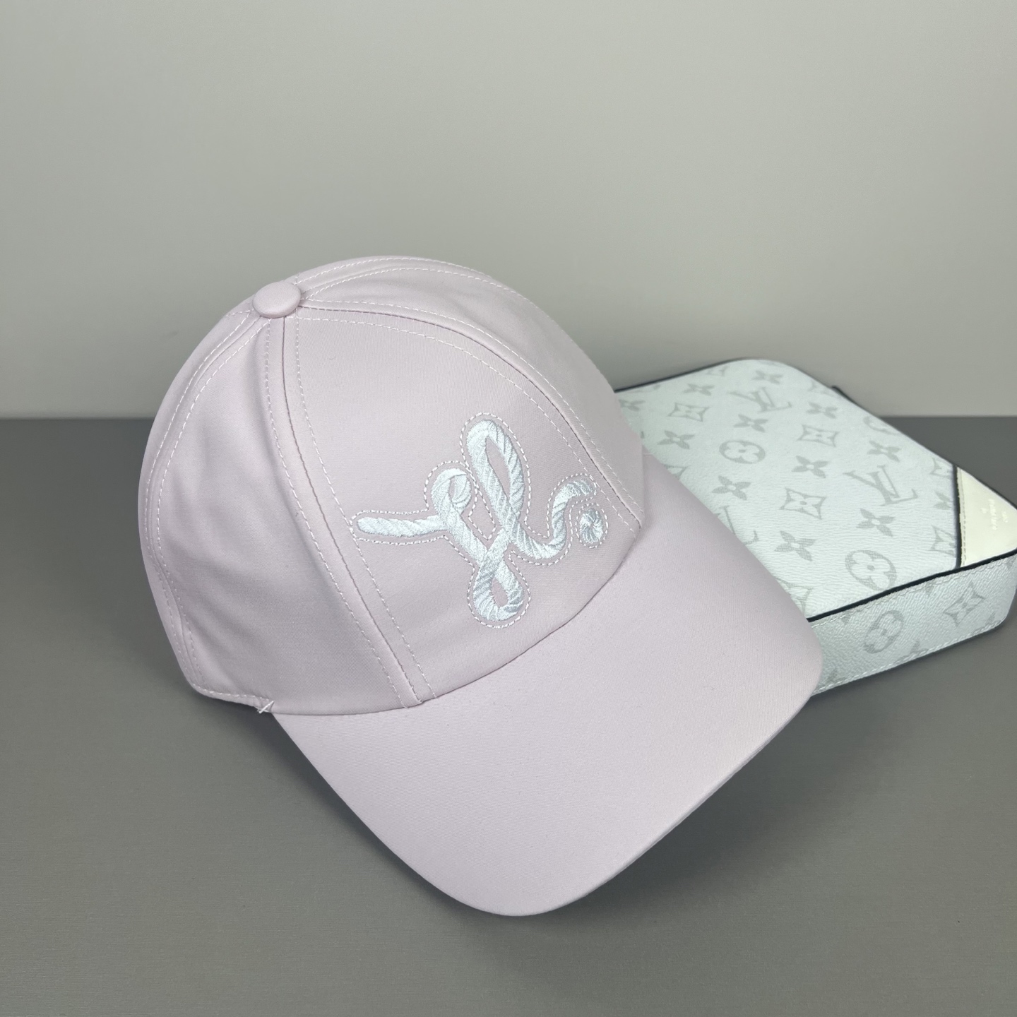 配防尘袋爱马仕HERMES，限量綉花棒球帽，官网原版里布，高版本懂货的来～透气舒适，防晒指数超高，气质名