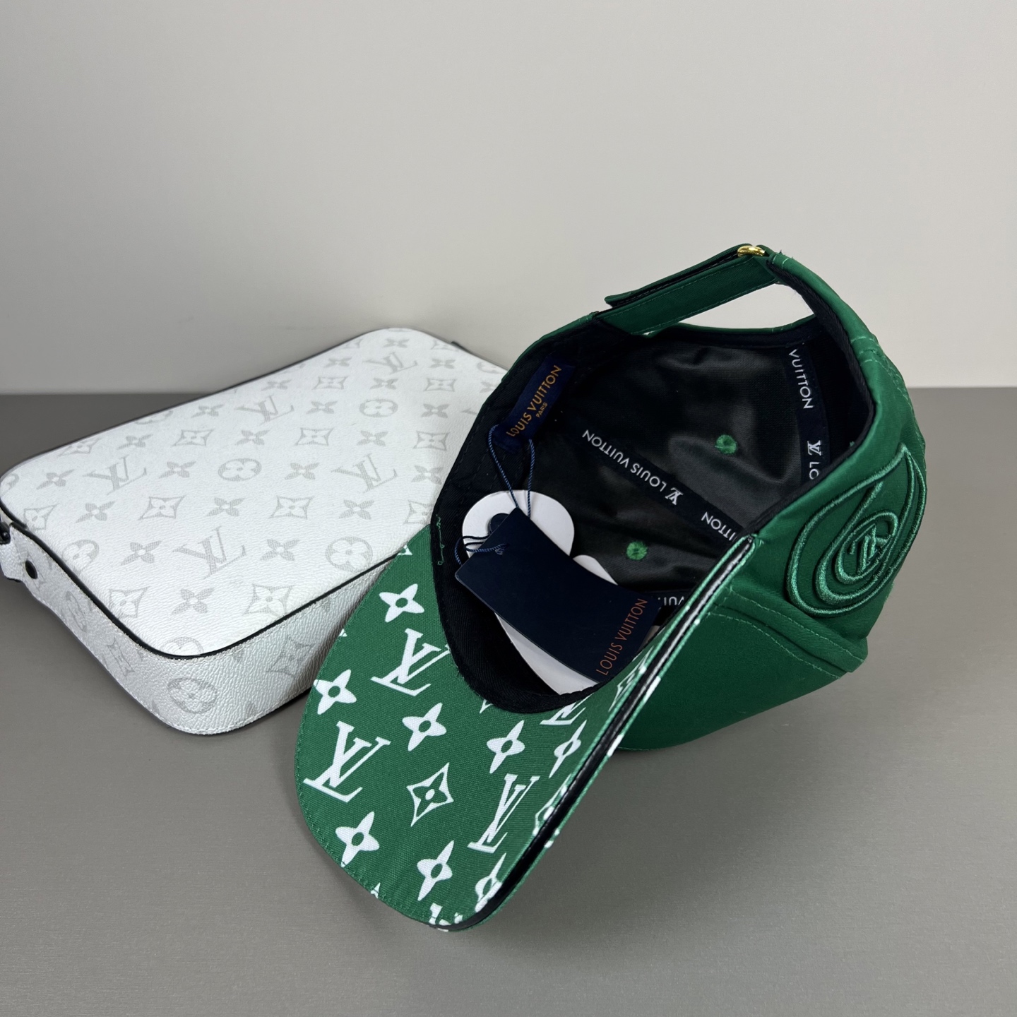 🌾🧢路易威登lv棒球帽 LouisVuitton😍新款重工打造♥️高端大气，百搭款🤗男女通用！